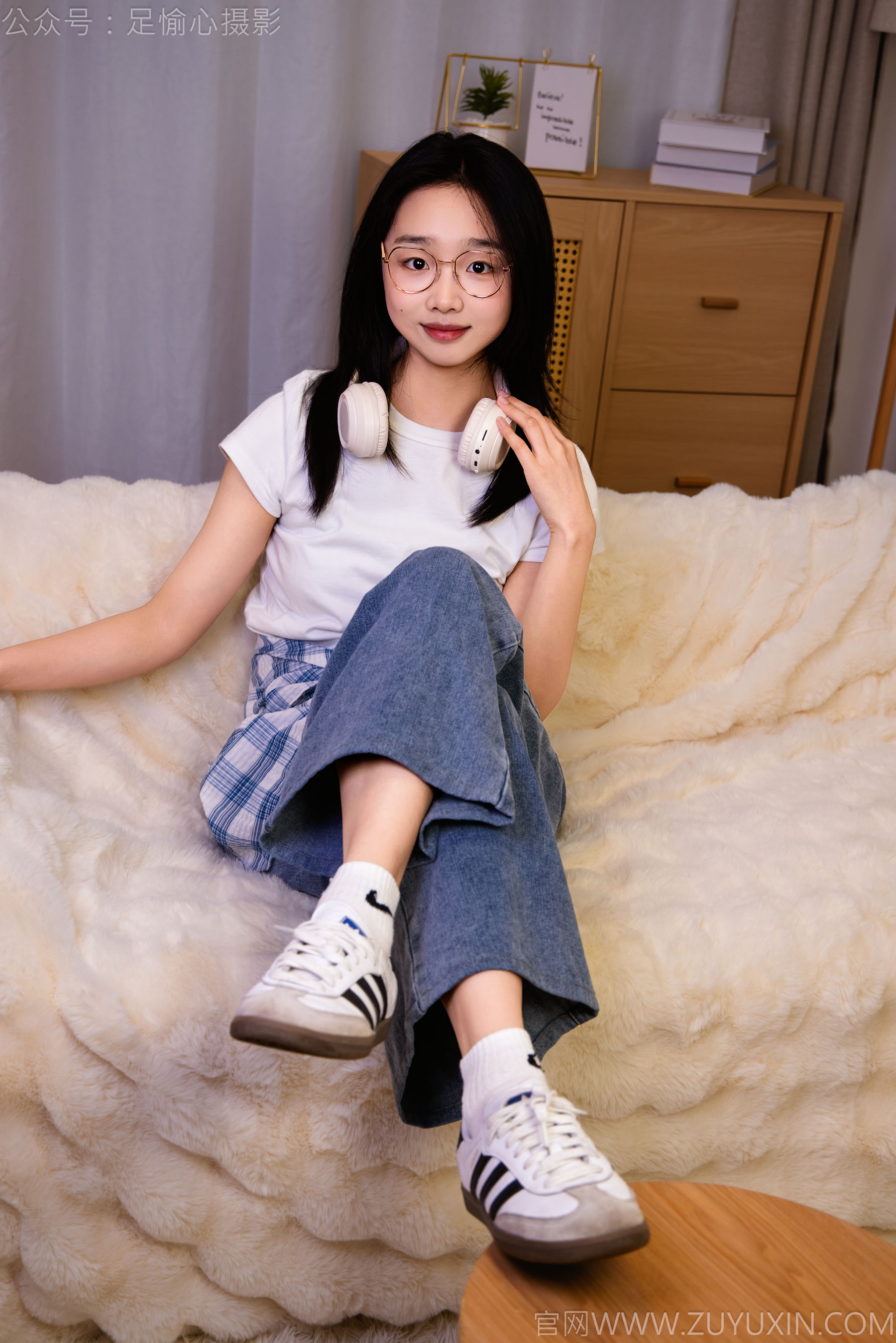 足愉心 No.027 奶芙 （搭配：白色T恤、牛仔长裤、德训鞋、白色棉袜、裸足）/(110P)