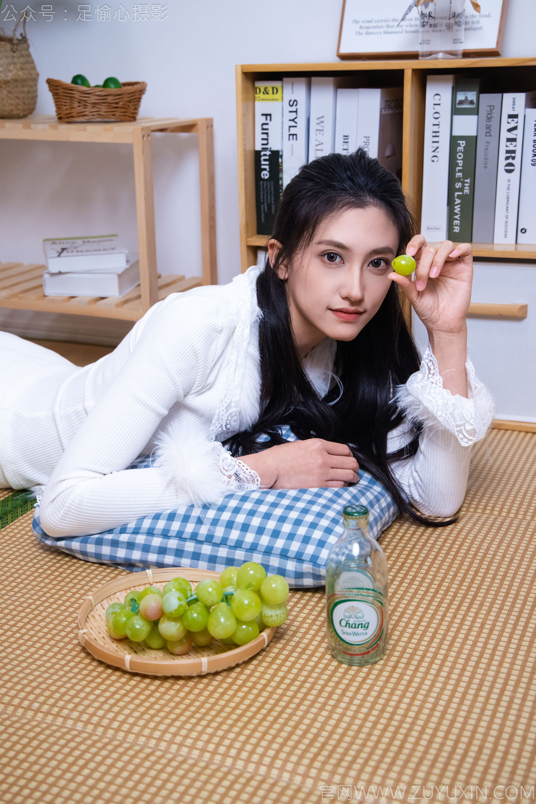 View - 足愉心 No.029 可乐 （搭配：白色上衣、短裙、运动鞋、白色棉袜） - 图库库