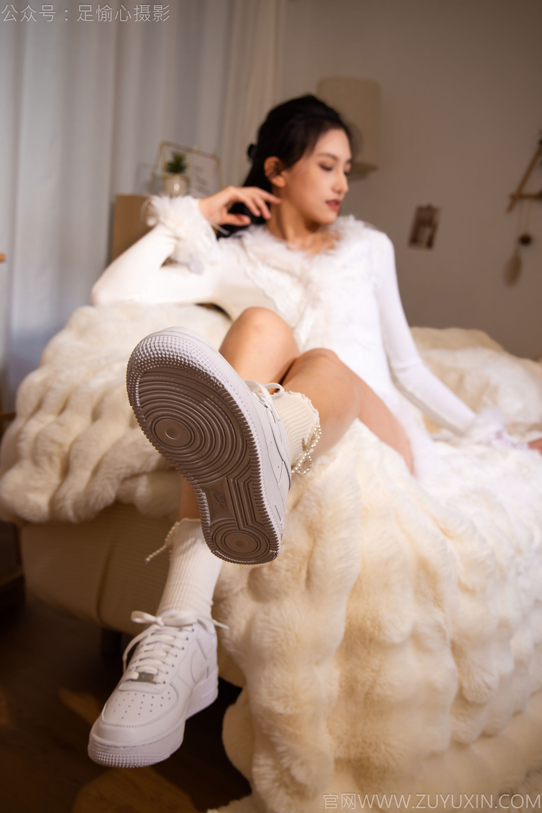 足愉心 No.029 可乐 （搭配：白色上衣、短裙、运动鞋、白色棉袜）/(140P)