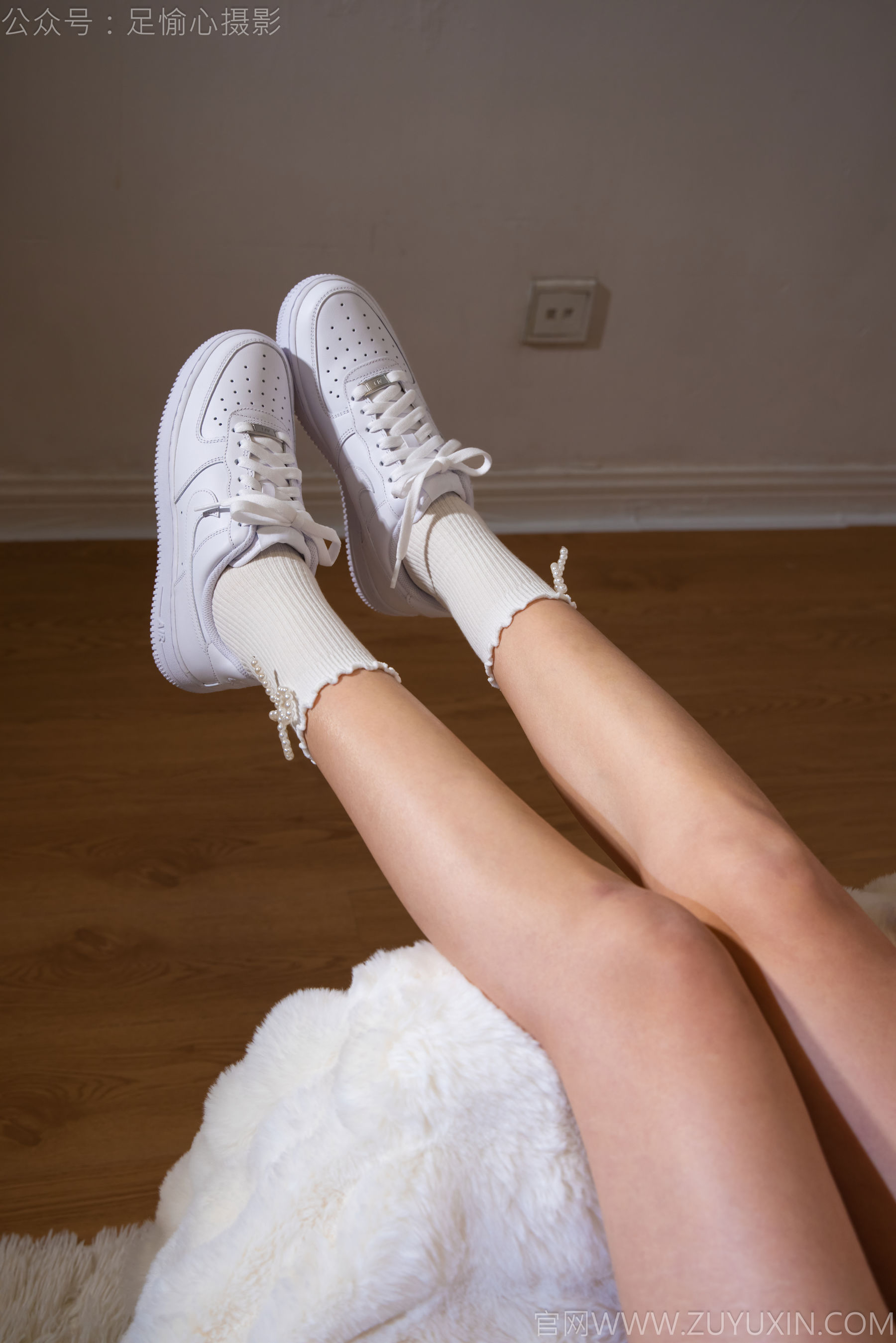 足愉心 No.029 可乐 （搭配：白色上衣、短裙、运动鞋、白色棉袜）/(140P)