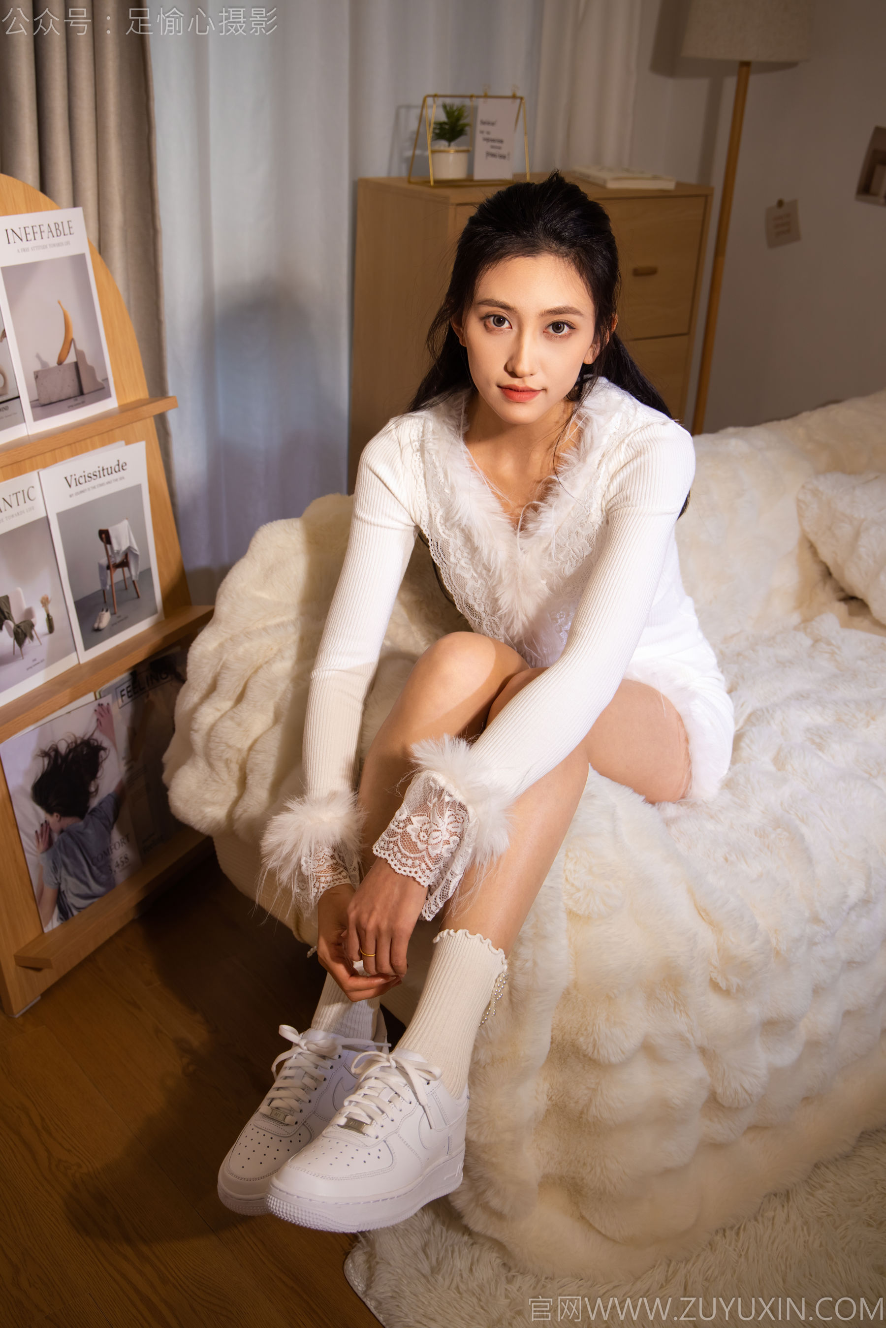 View - 足愉心 No.029 可乐 （搭配：白色上衣、短裙、运动鞋、白色棉袜） - 图库库