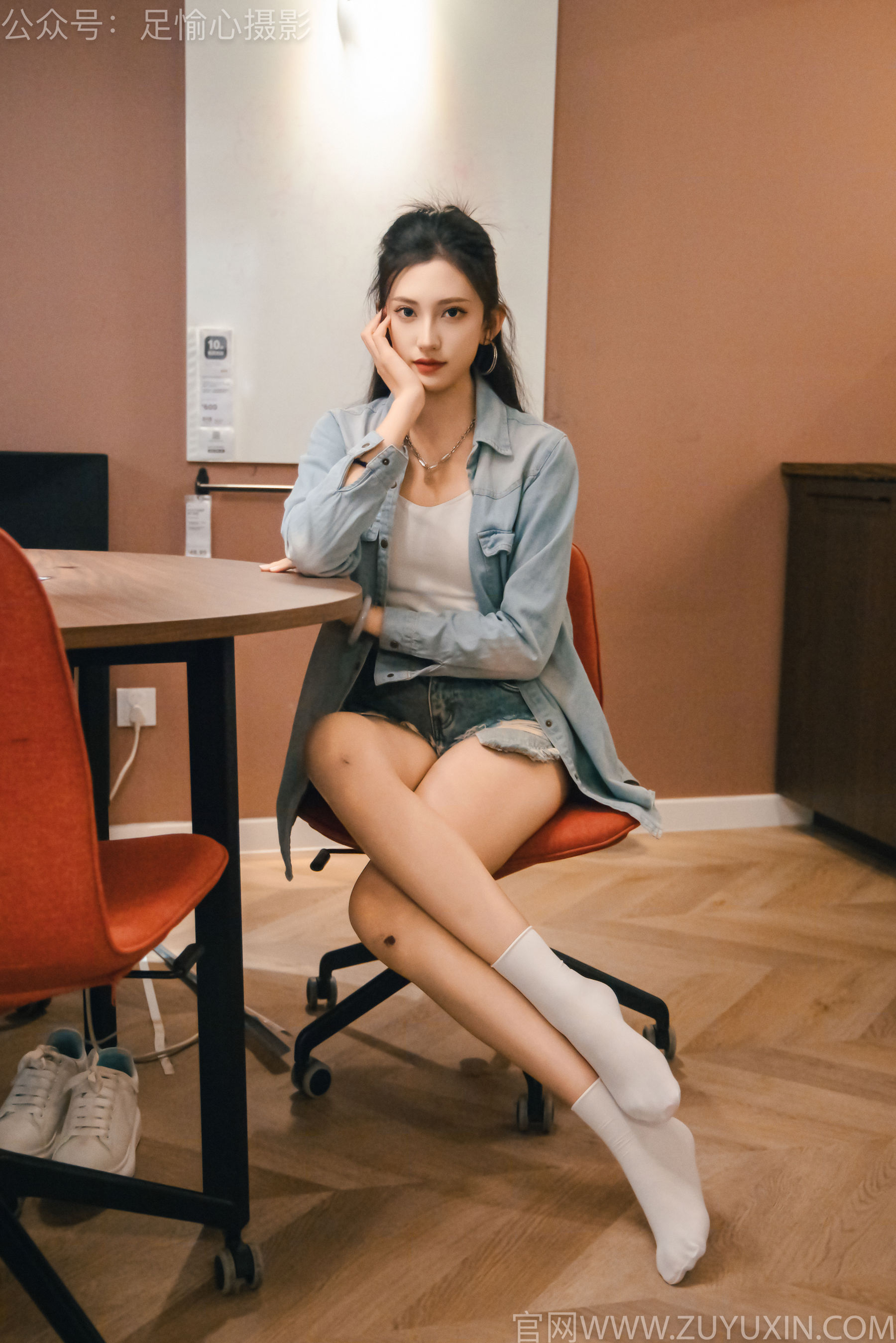 足愉心 No.001 可乐 （搭配：白T、牛仔短裤、板鞋、白棉袜、裸足）/(120P)