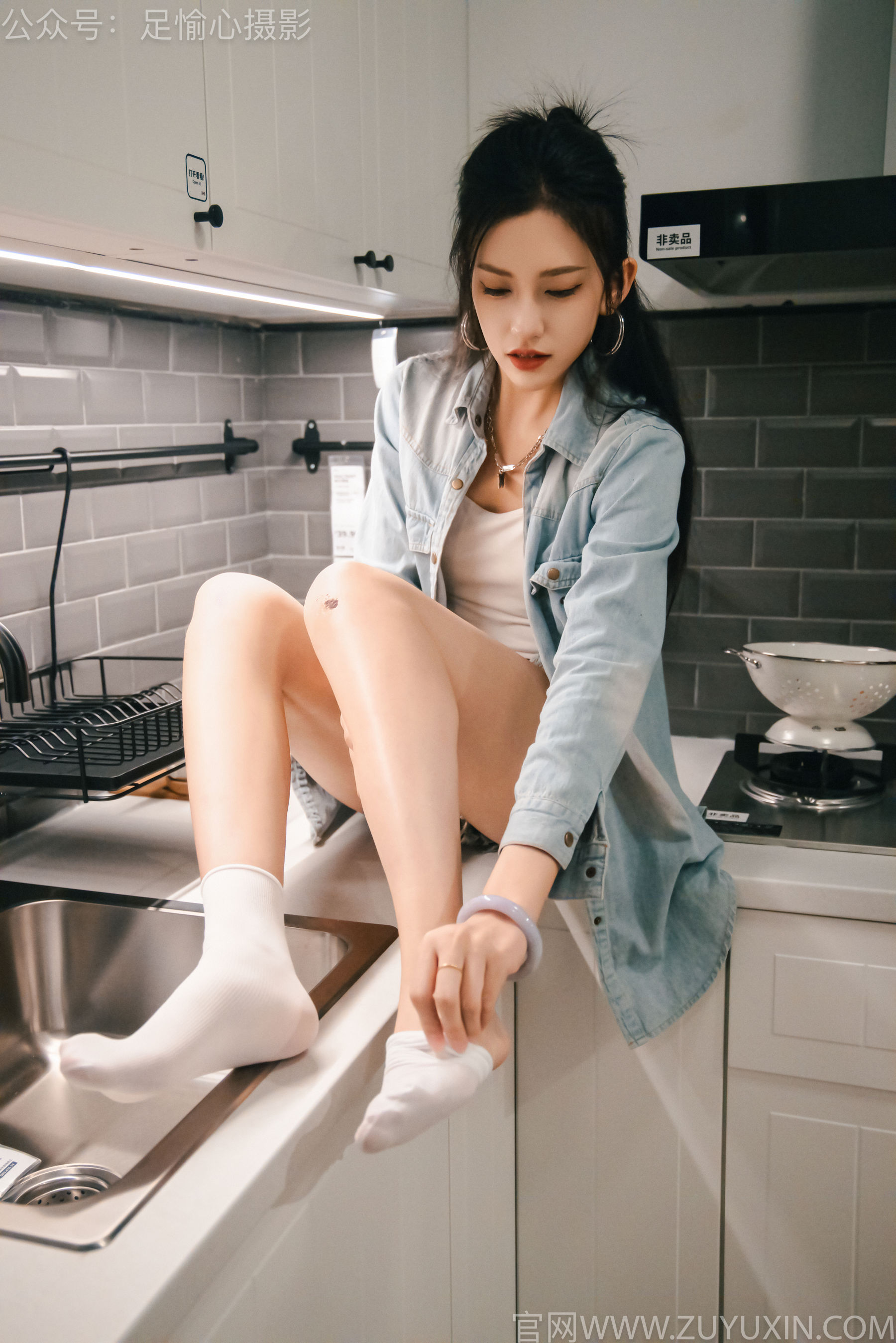 足愉心 No.001 可乐 （搭配：白T、牛仔短裤、板鞋、白棉袜、裸足）/(120P)