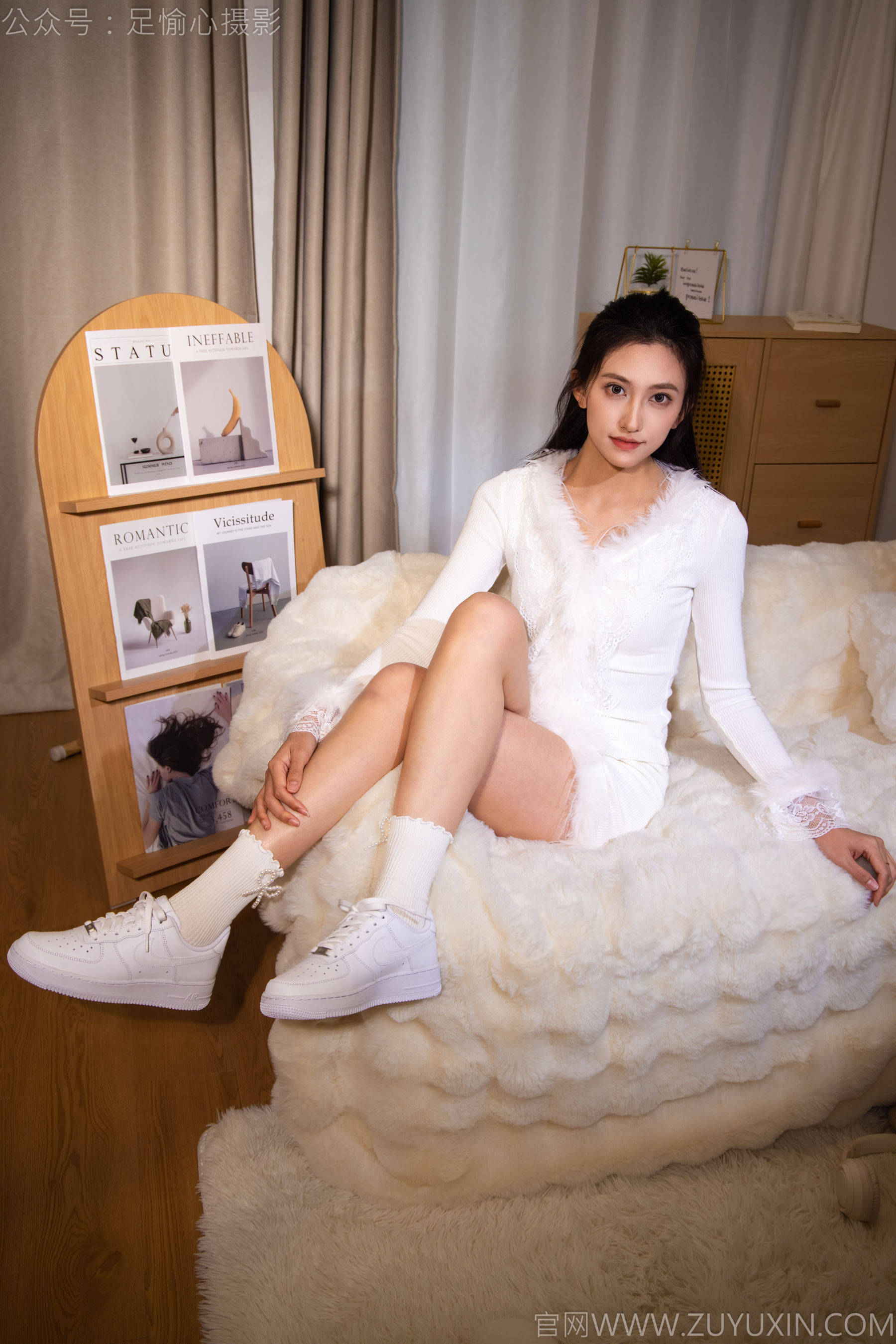 足愉心 No.029 可乐 （搭配：白色上衣、短裙、运动鞋、白色棉袜）/(140P)