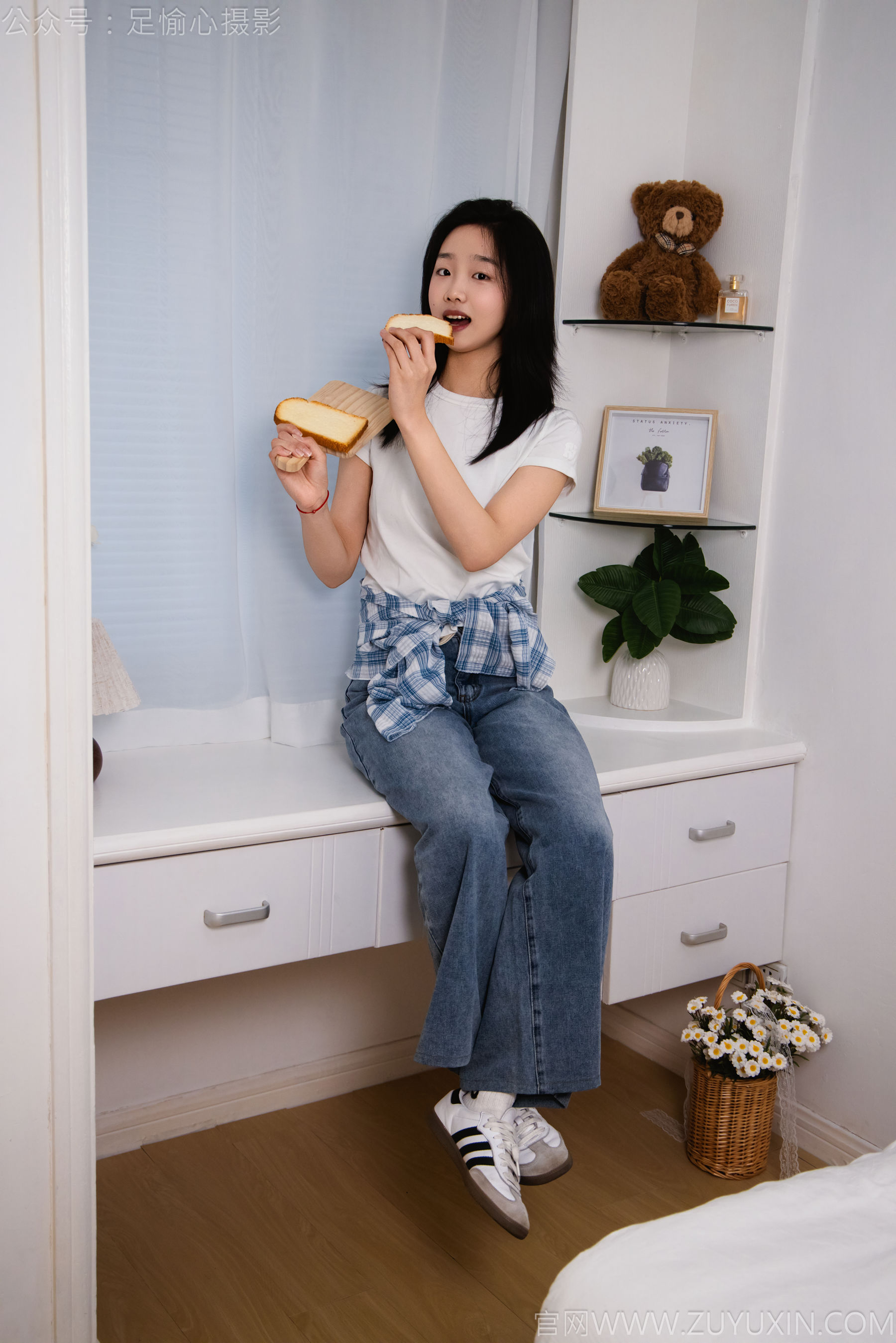 足愉心 No.027 奶芙 （搭配：白色T恤、牛仔长裤、德训鞋、白色棉袜、裸足）/(110P)