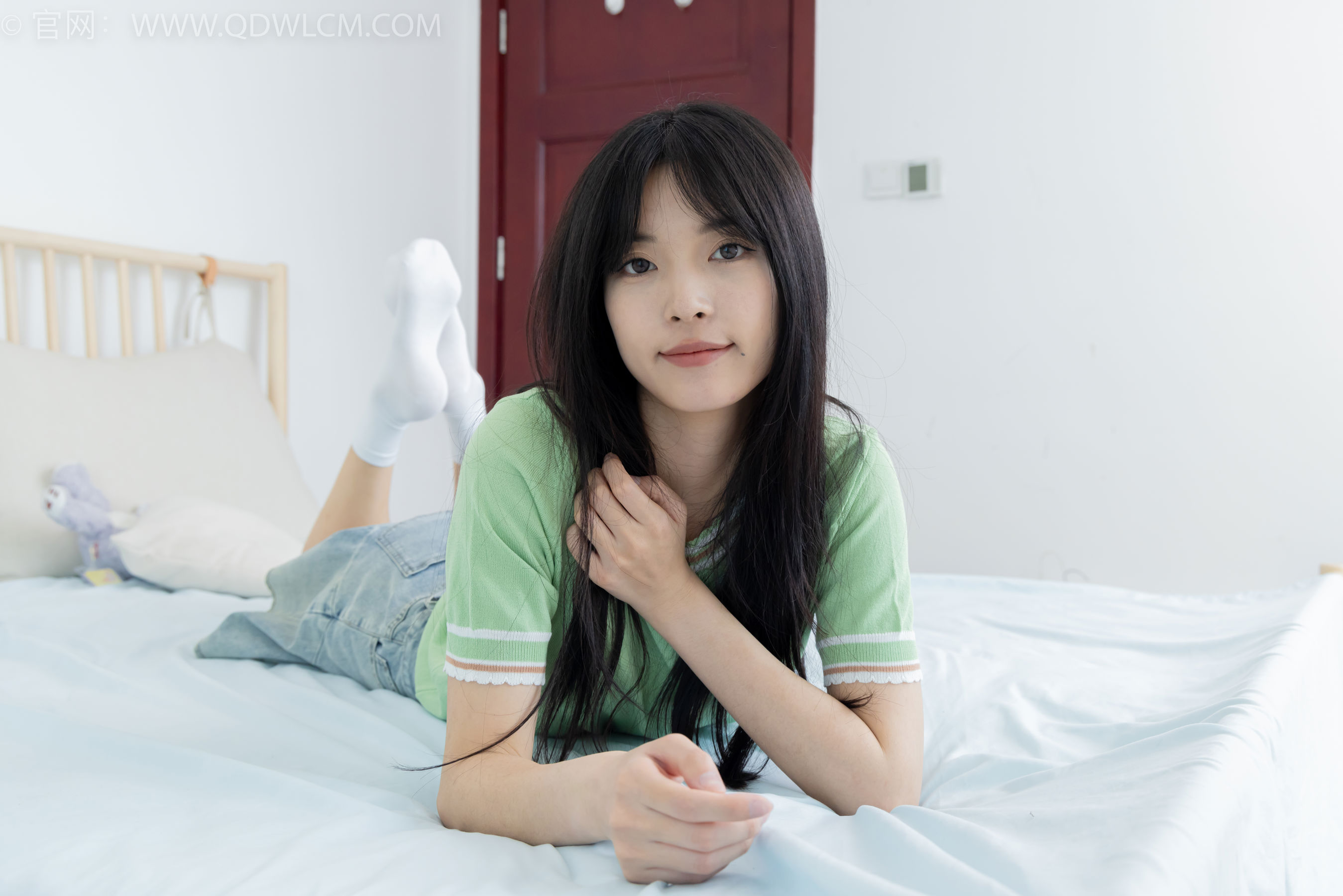 物恋传媒 No.2402 茯苓 - 板鞋、白棉袜、裸足/(190P)