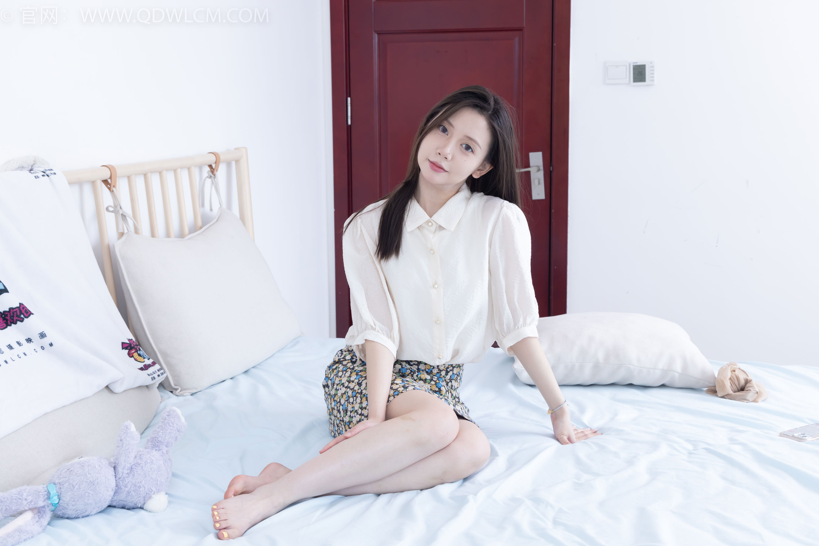 物恋传媒 No.2409 小曦 - 三双高跟鞋、薄肉丝、裸足/(155P)