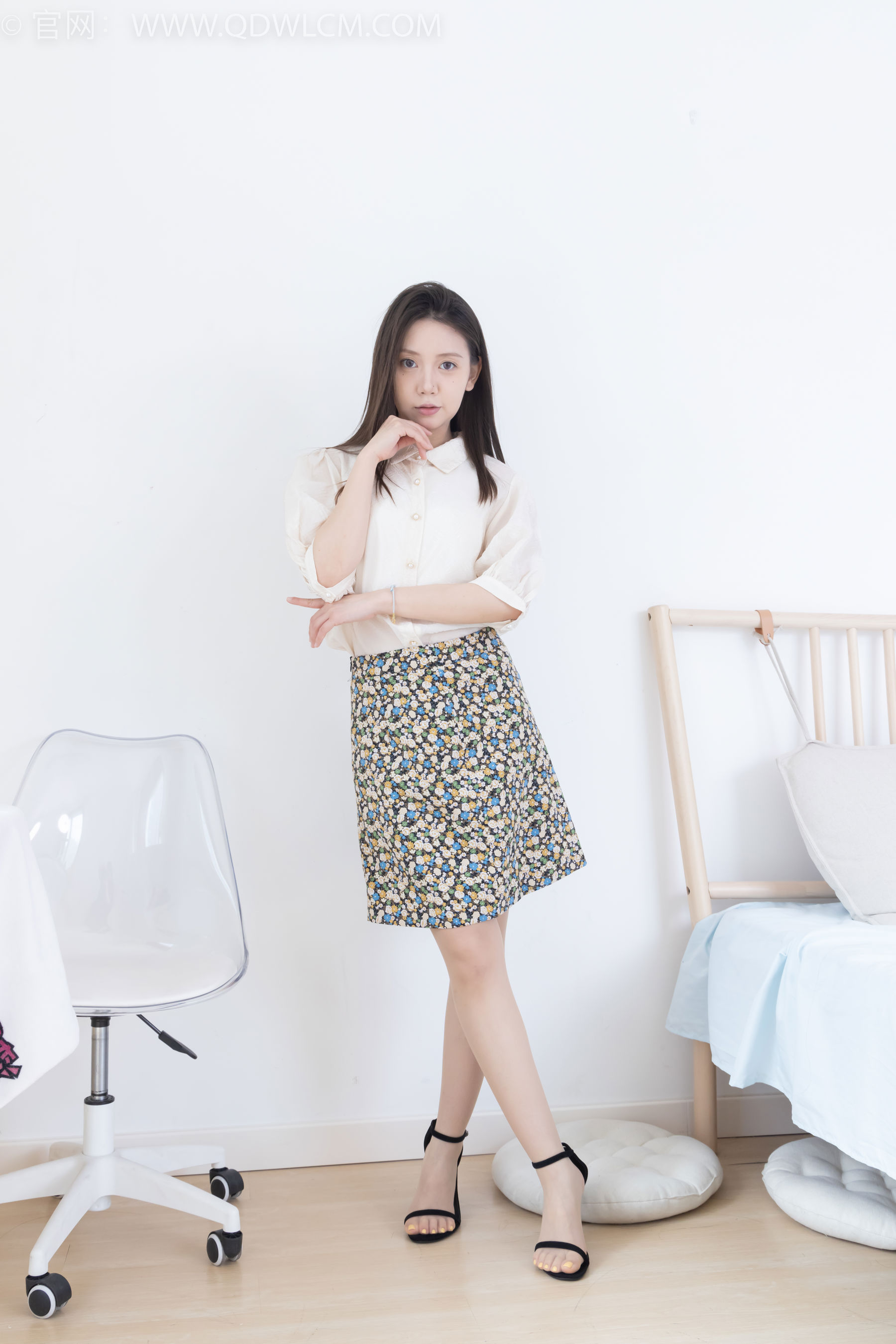 物恋传媒 No.2409 小曦 - 三双高跟鞋、薄肉丝、裸足/(155P)