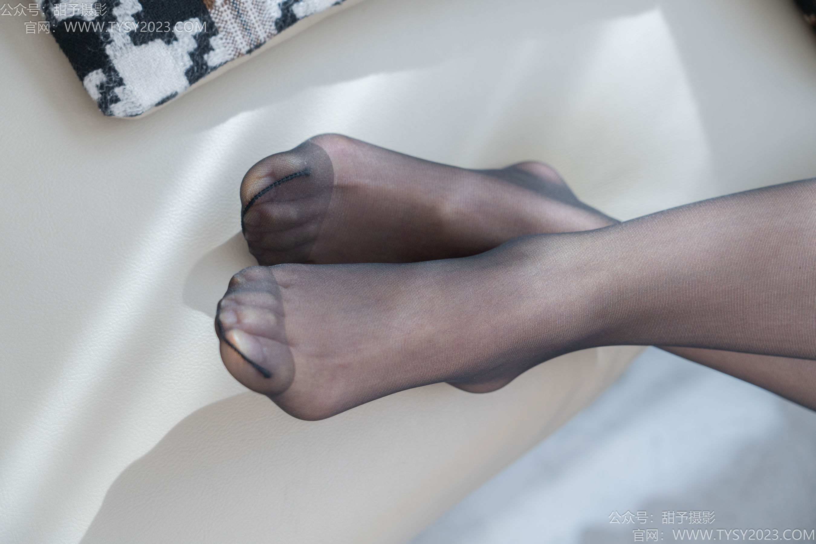 甜予摄影 No.195 贝壳 -皮鞋、薄黑丝、裸足、足印剧情/(129P)