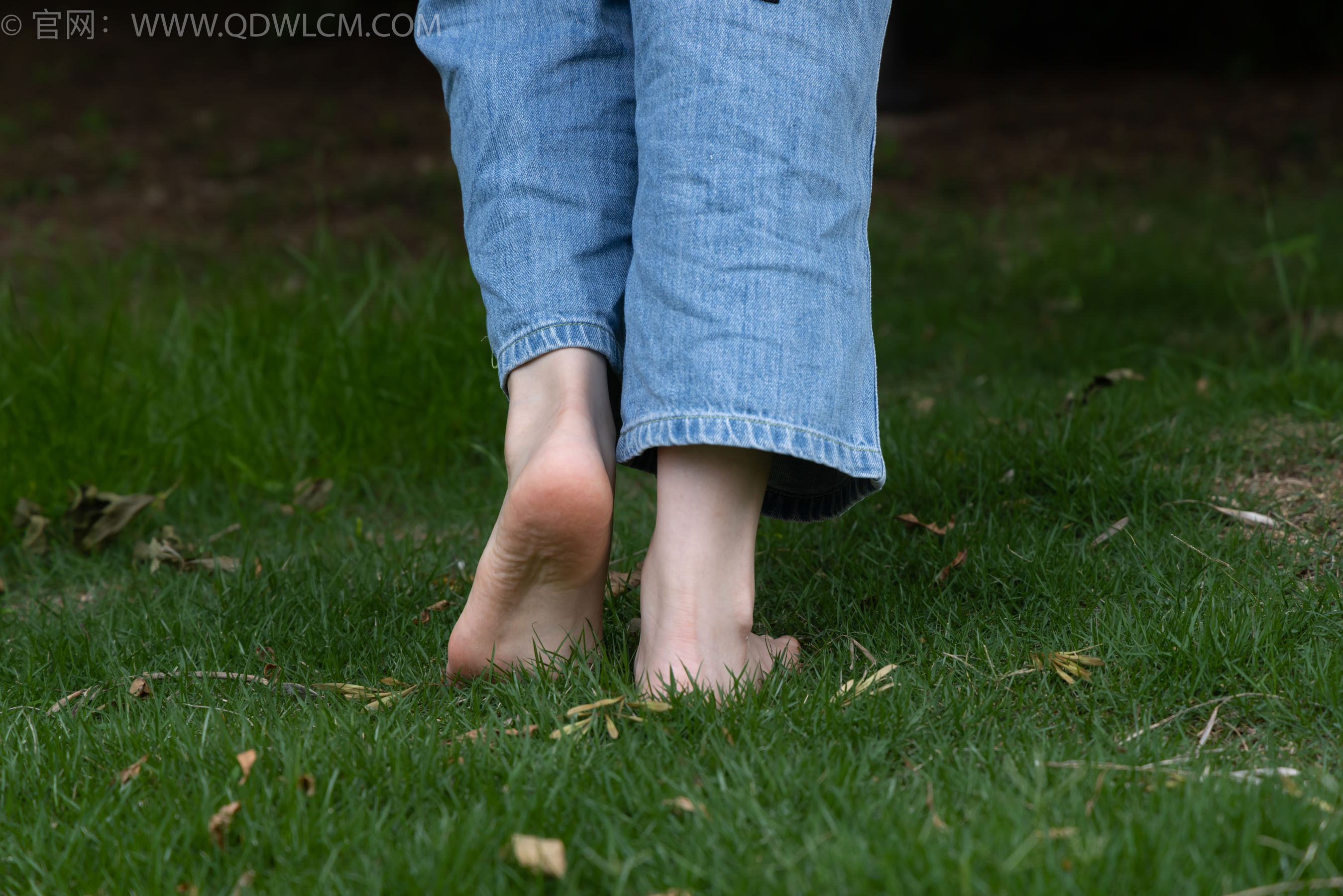 物恋传媒 No.2407 奶糖 - 帆布鞋、自然穿脏白棉袜、裸足/(160P)