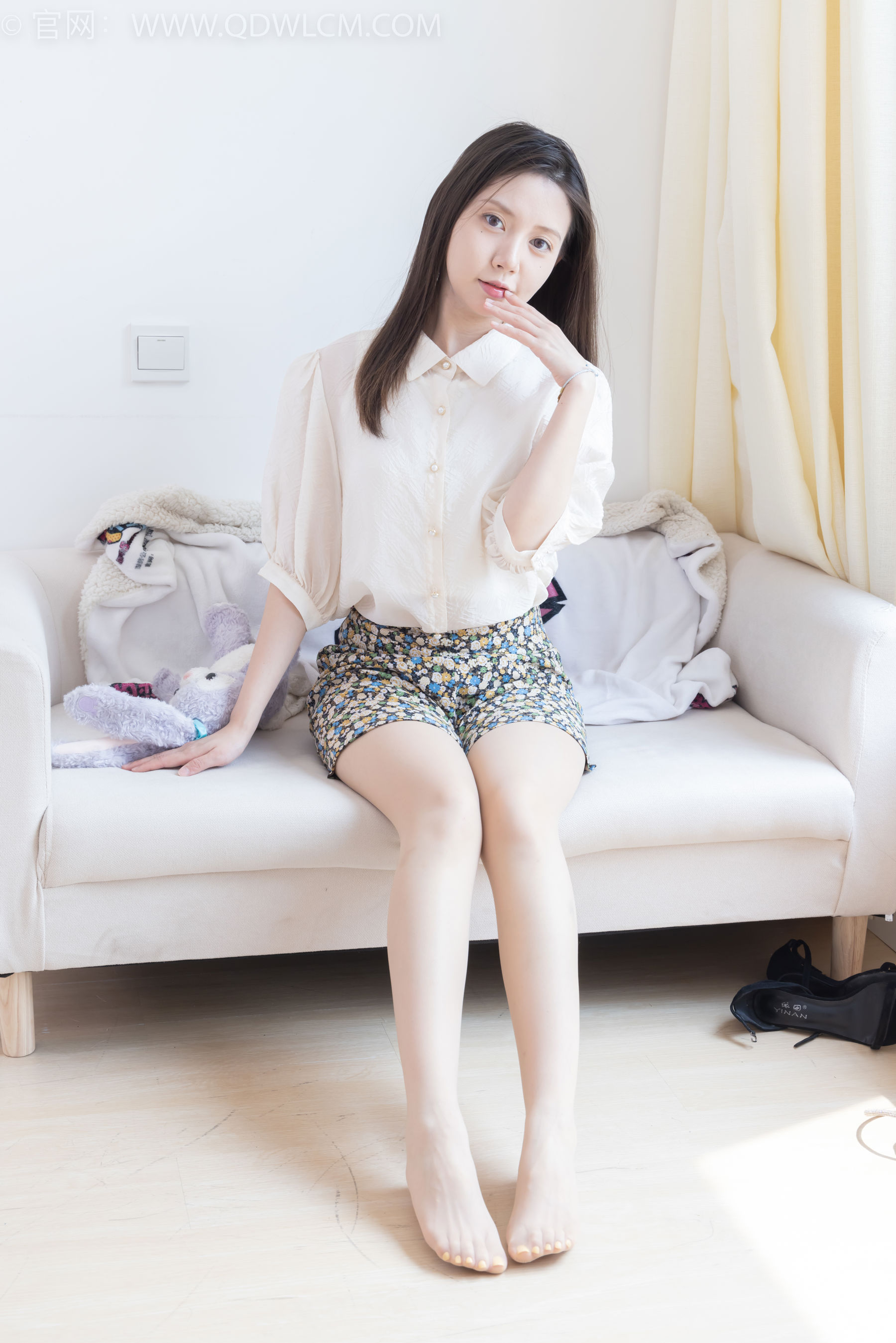 物恋传媒 No.2409 小曦 - 三双高跟鞋、薄肉丝、裸足/(155P)