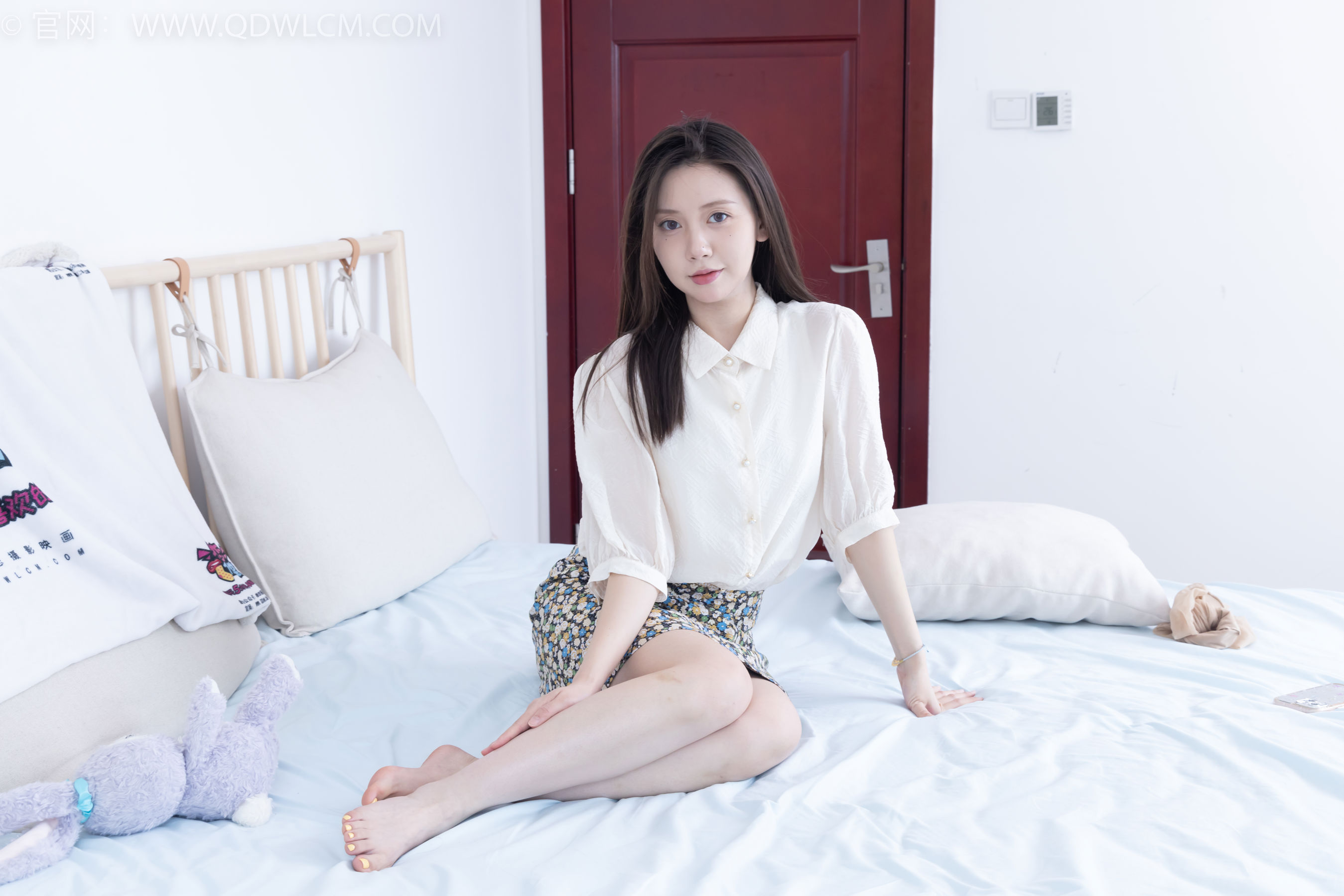 物恋传媒 No.2409 小曦 - 三双高跟鞋、薄肉丝、裸足/(155P)