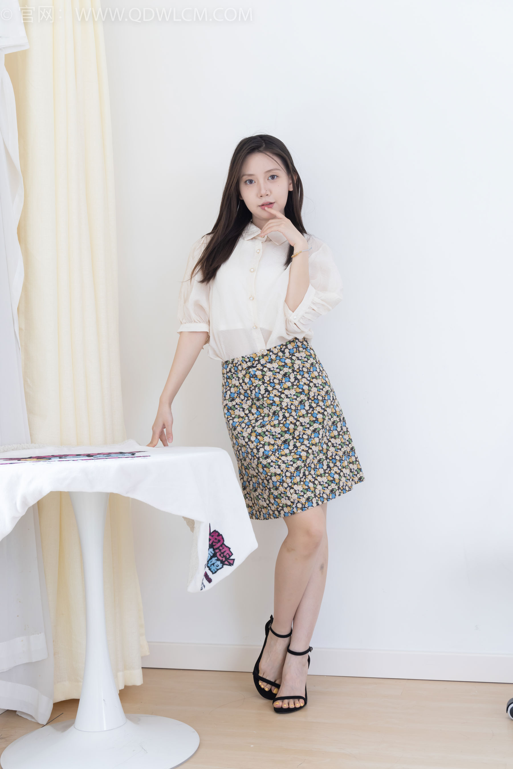 物恋传媒 No.2409 小曦 - 三双高跟鞋、薄肉丝、裸足/(155P)