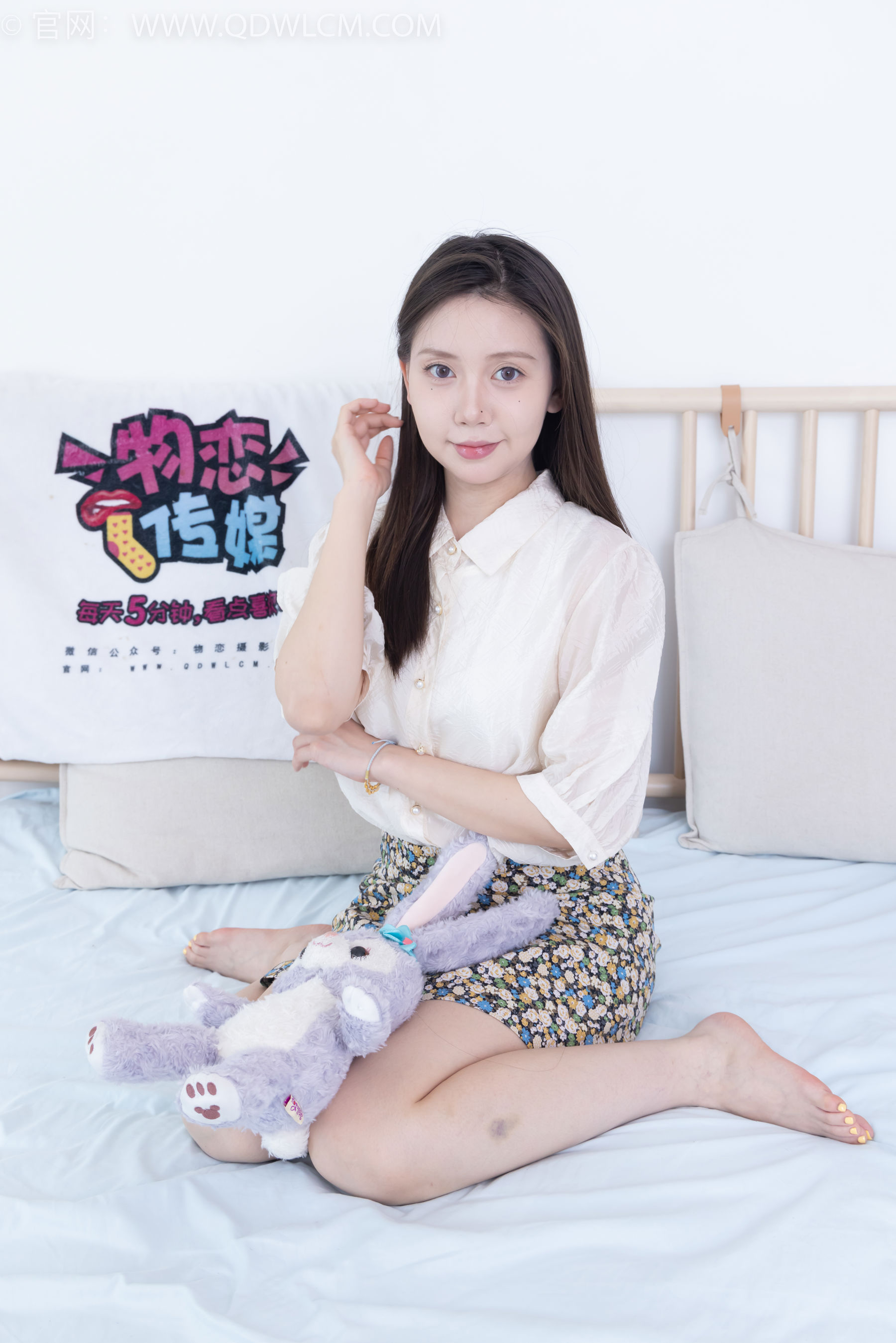 物恋传媒 No.2409 小曦 - 三双高跟鞋、薄肉丝、裸足/(155P)