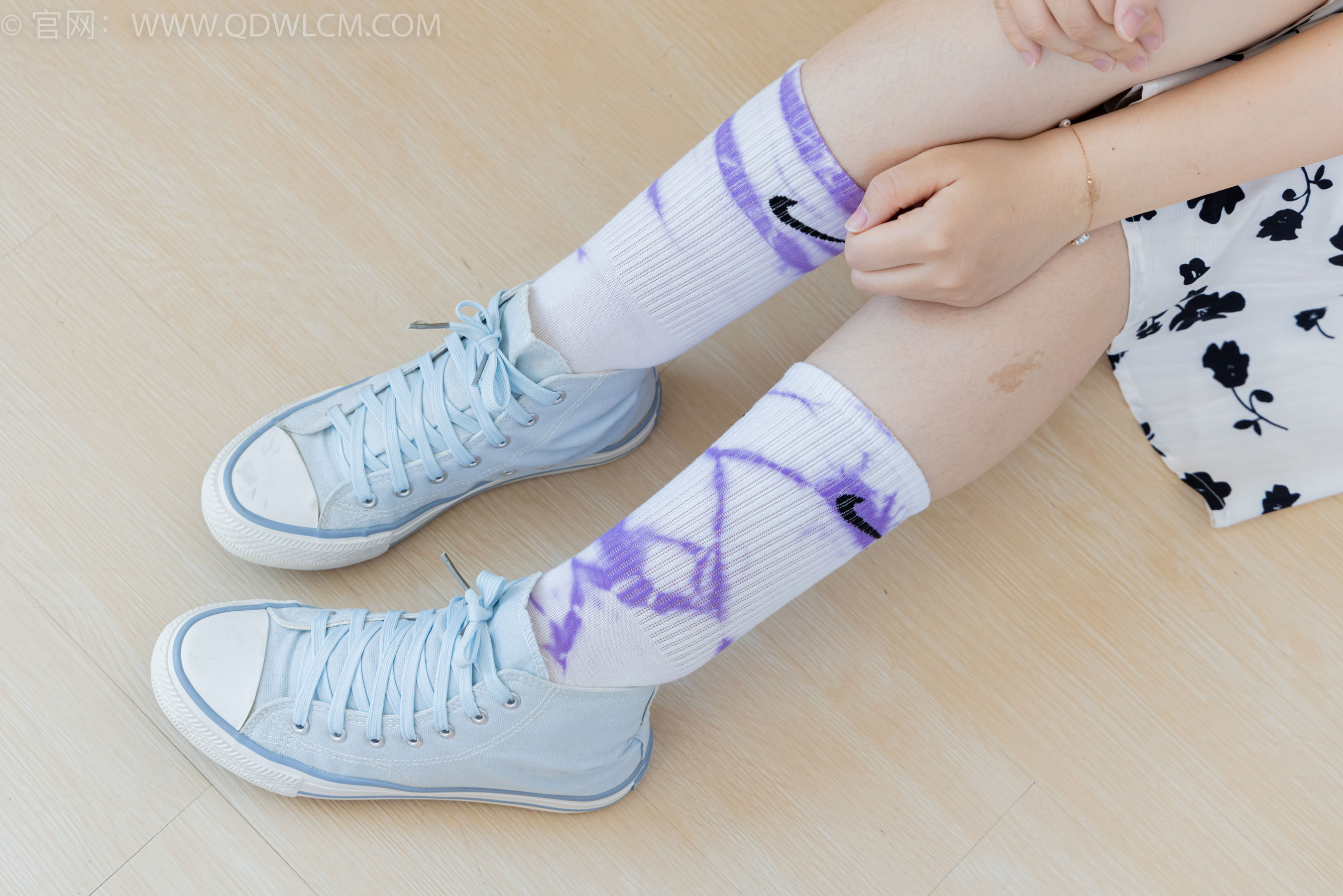 物恋传媒 No.2403 小椿 - 帆布鞋、白紫棉袜、裸足/(155P)