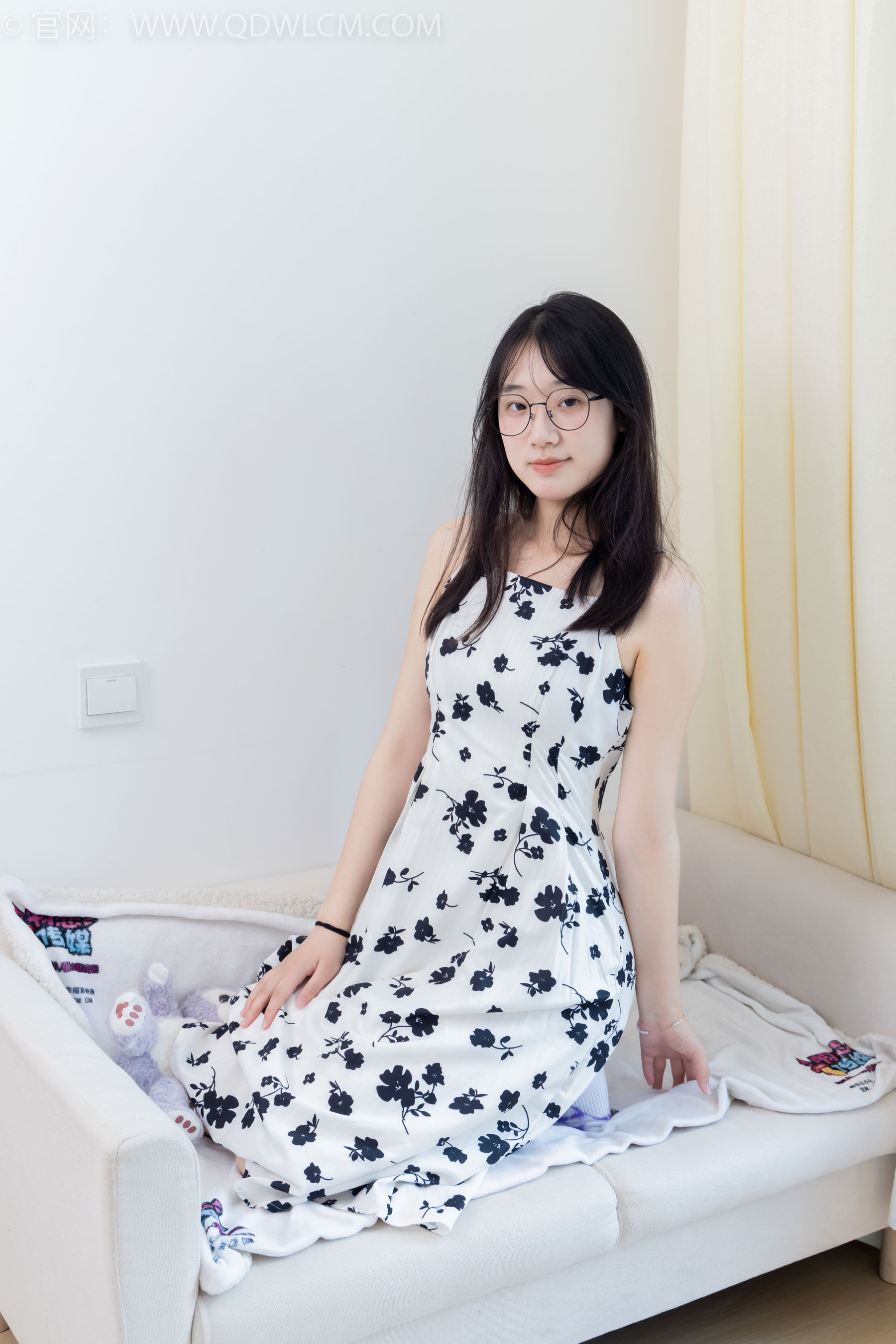 物恋传媒 No.2403 小椿 - 帆布鞋、白紫棉袜、裸足/(155P)