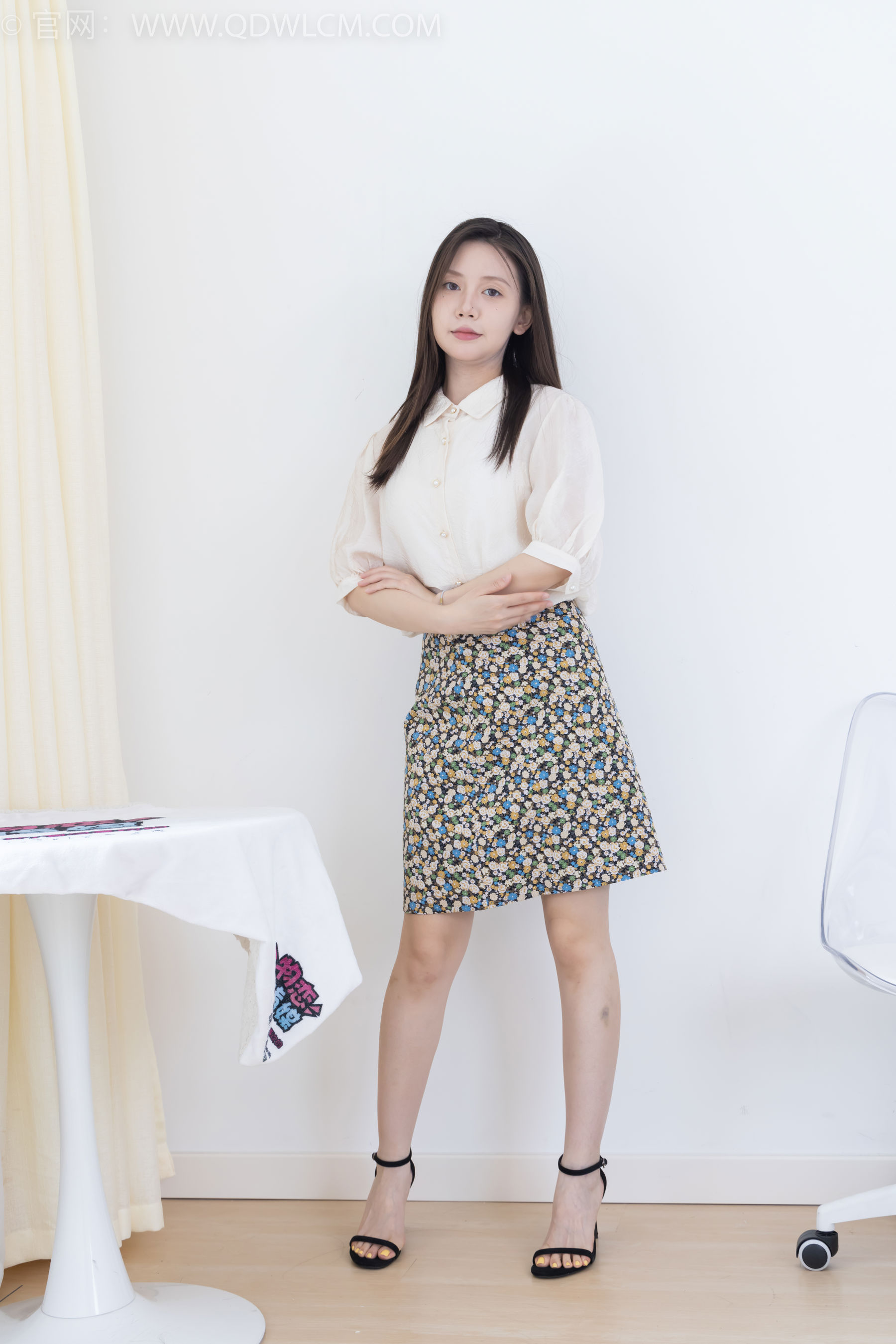 物恋传媒 No.2409 小曦 - 三双高跟鞋、薄肉丝、裸足/(155P)