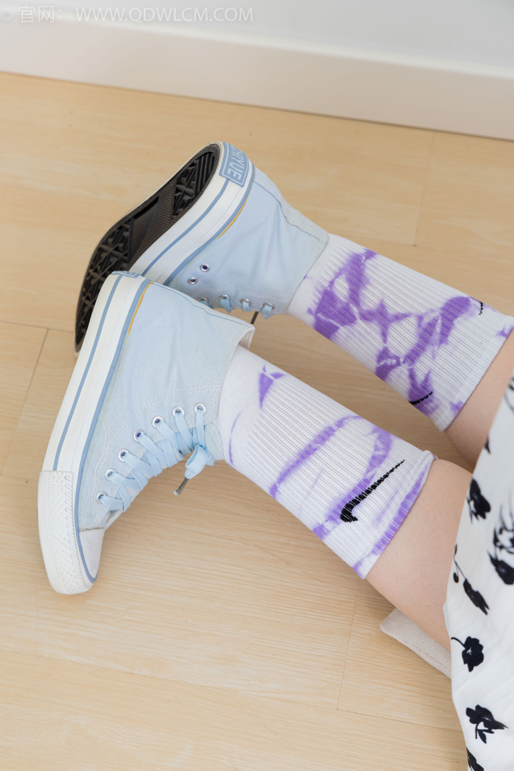 物恋传媒 No.2403 小椿 - 帆布鞋、白紫棉袜、裸足/(155P)