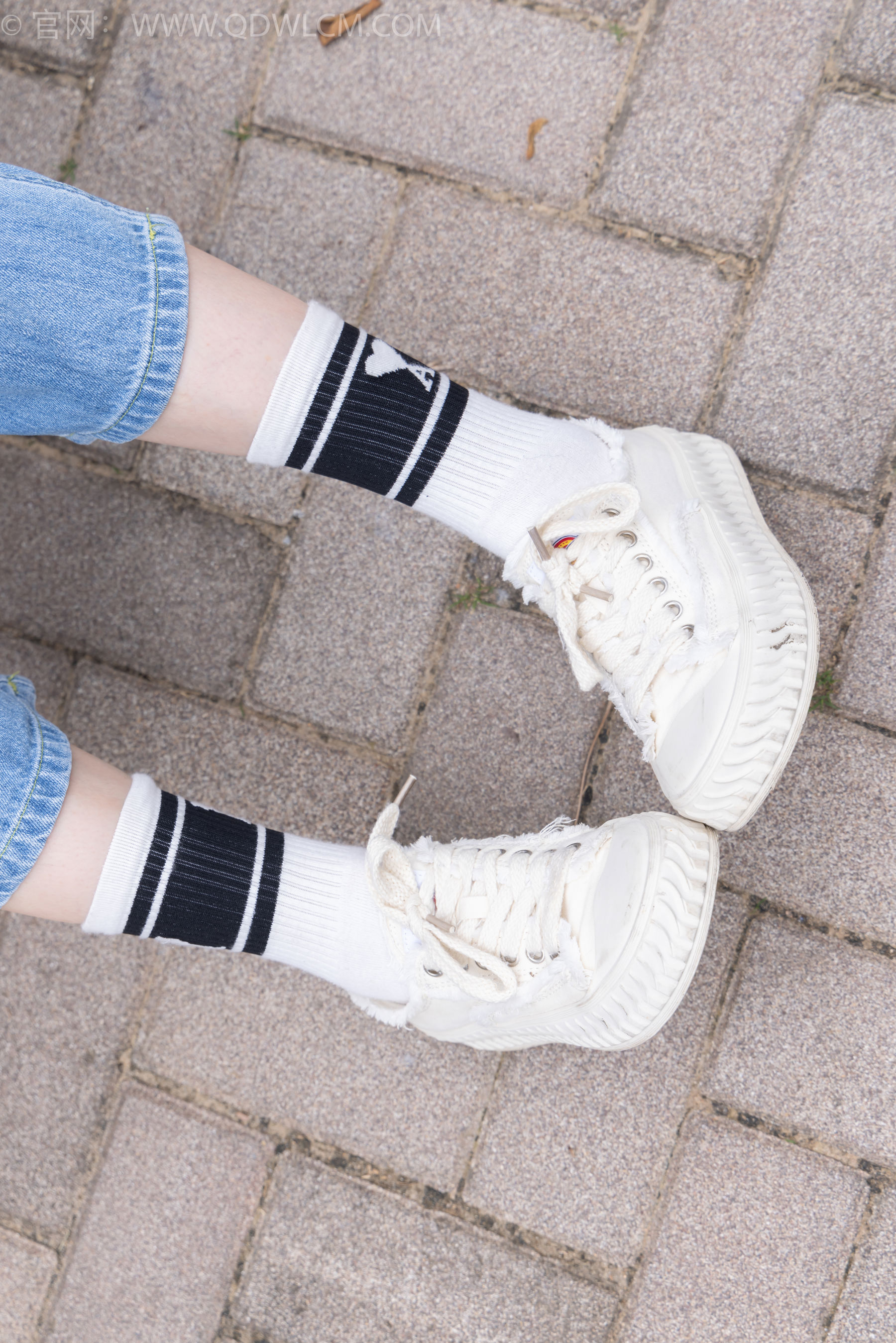 物恋传媒 No.2407 奶糖 - 帆布鞋、自然穿脏白棉袜、裸足/(160P)