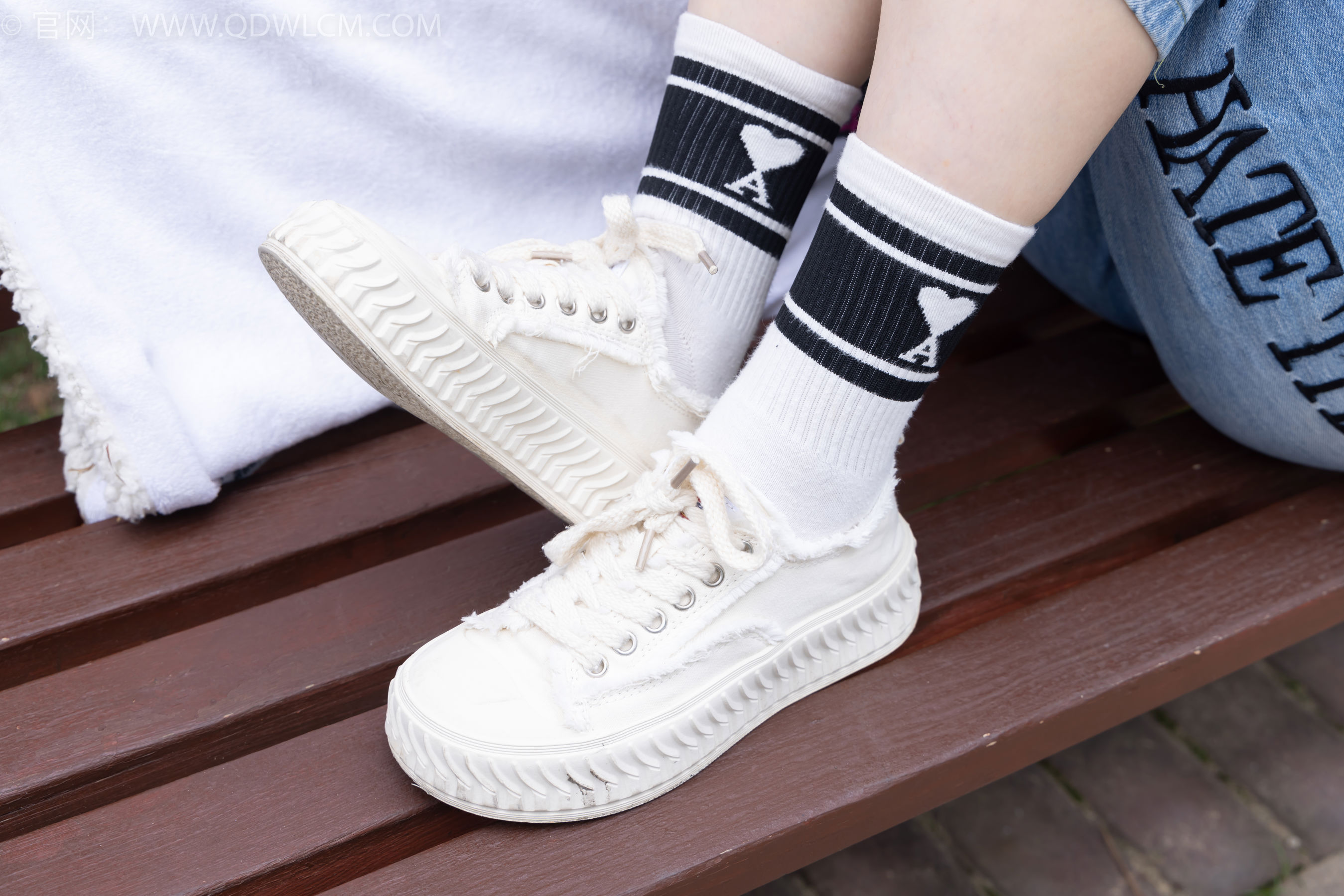 物恋传媒 No.2407 奶糖 - 帆布鞋、自然穿脏白棉袜、裸足/(160P)