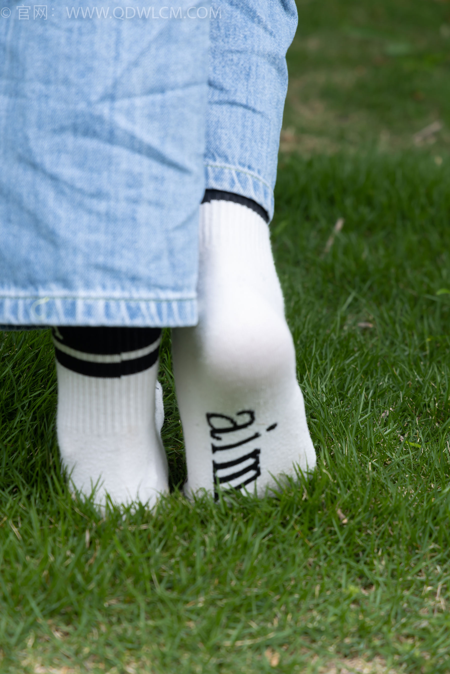 物恋传媒 No.2407 奶糖 - 帆布鞋、自然穿脏白棉袜、裸足/(160P)