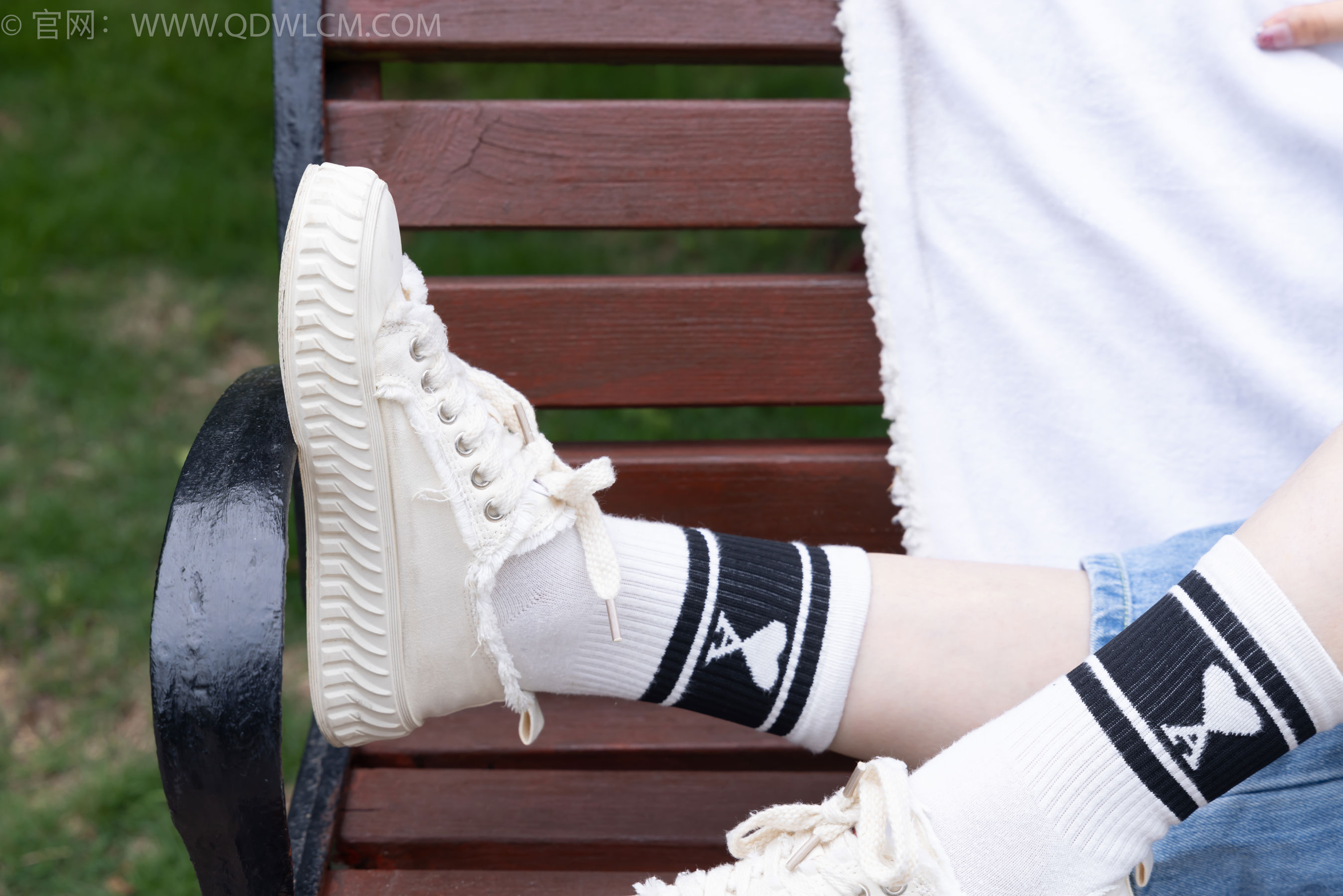 物恋传媒 No.2407 奶糖 - 帆布鞋、自然穿脏白棉袜、裸足/(160P)