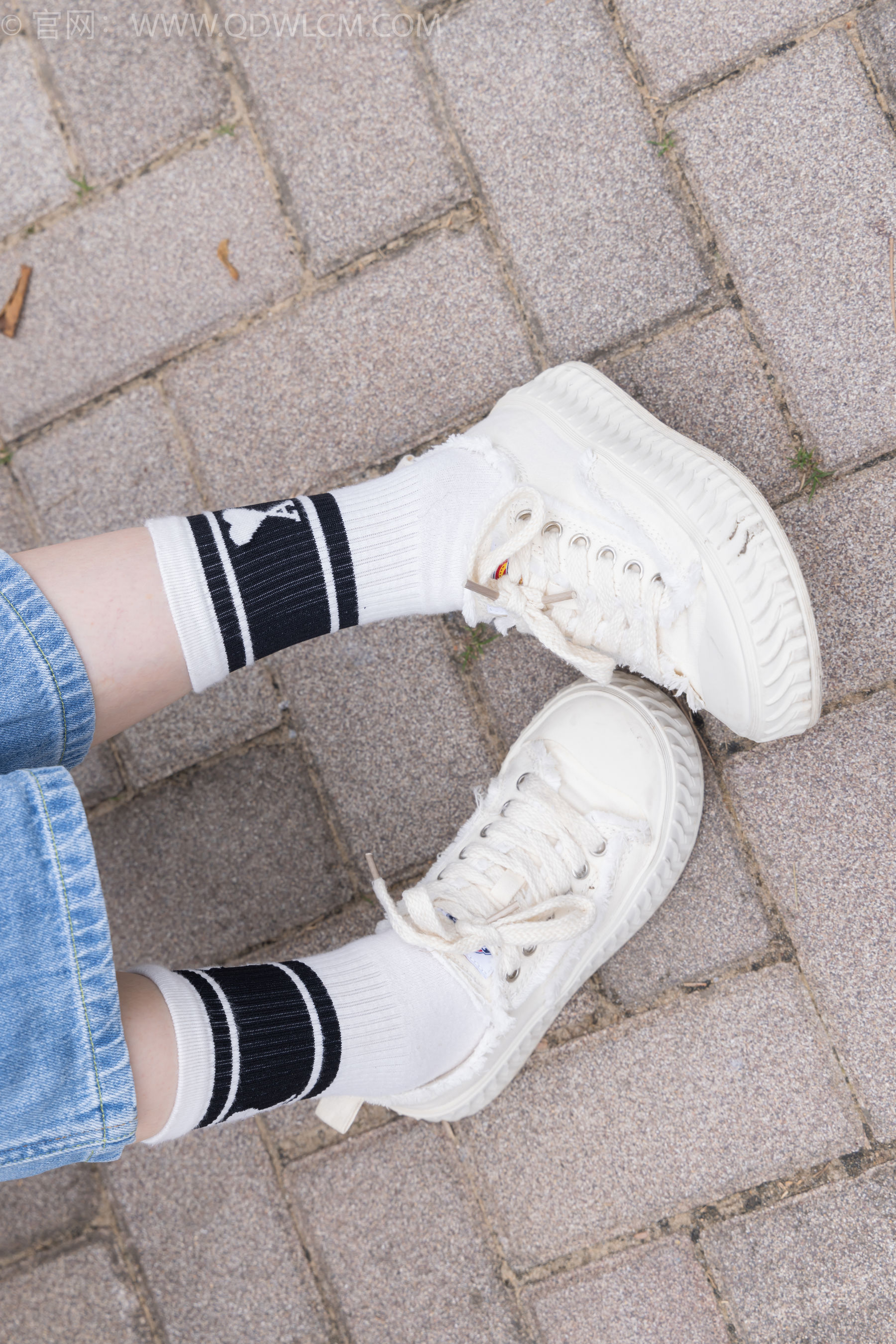 物恋传媒 No.2407 奶糖 - 帆布鞋、自然穿脏白棉袜、裸足/(160P)