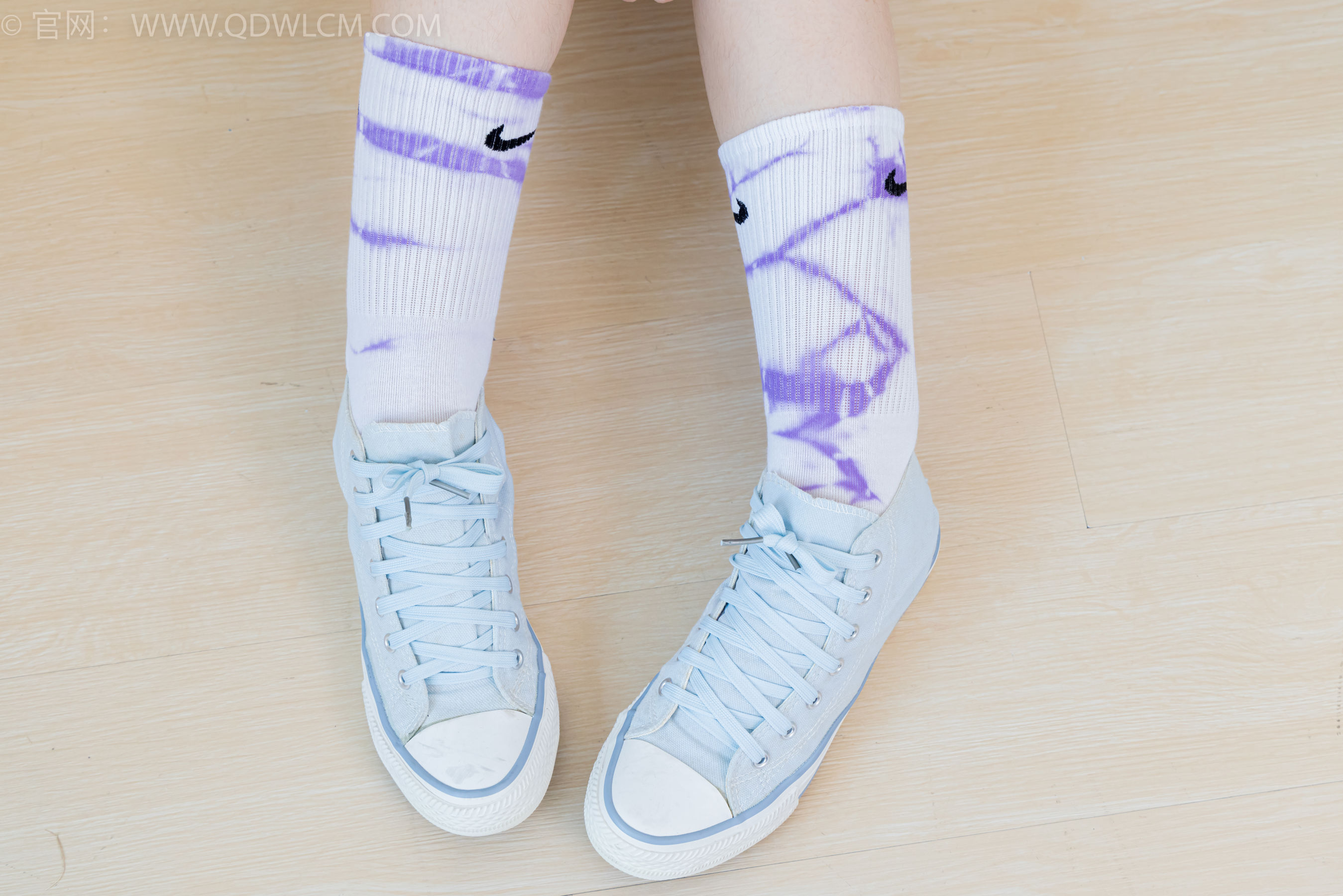 物恋传媒 No.2403 小椿 - 帆布鞋、白紫棉袜、裸足/(155P)