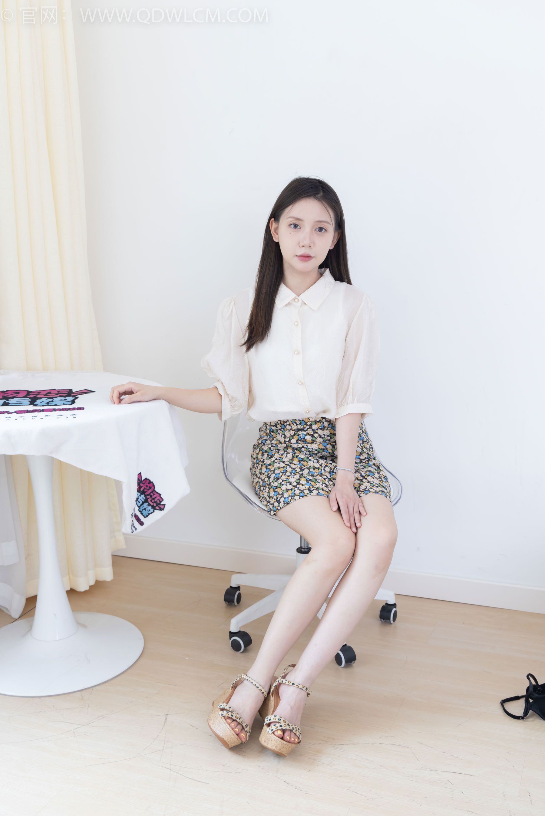 物恋传媒 No.2409 小曦 - 三双高跟鞋、薄肉丝、裸足/(155P)