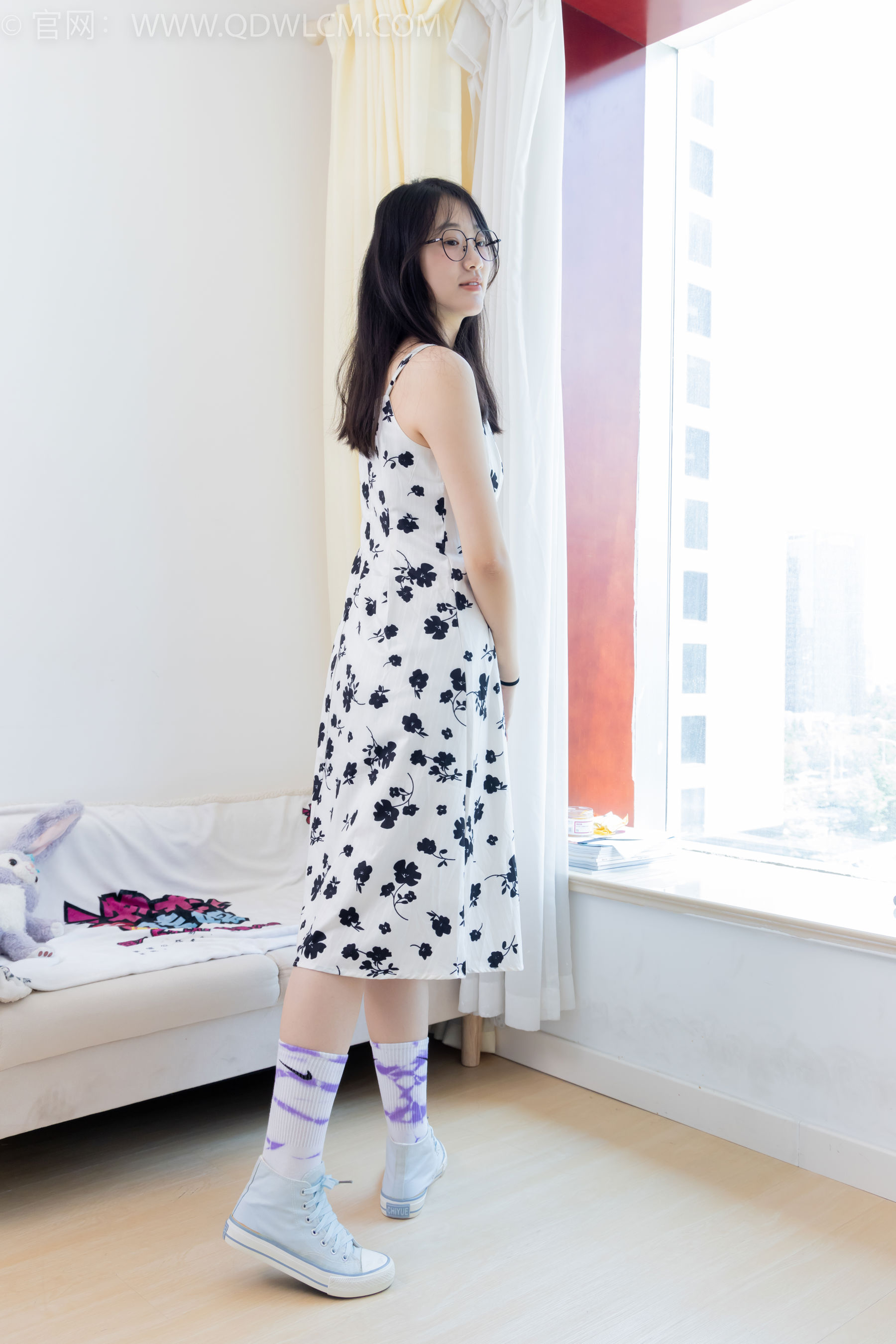 物恋传媒 No.2403 小椿 - 帆布鞋、白紫棉袜、裸足/(155P)