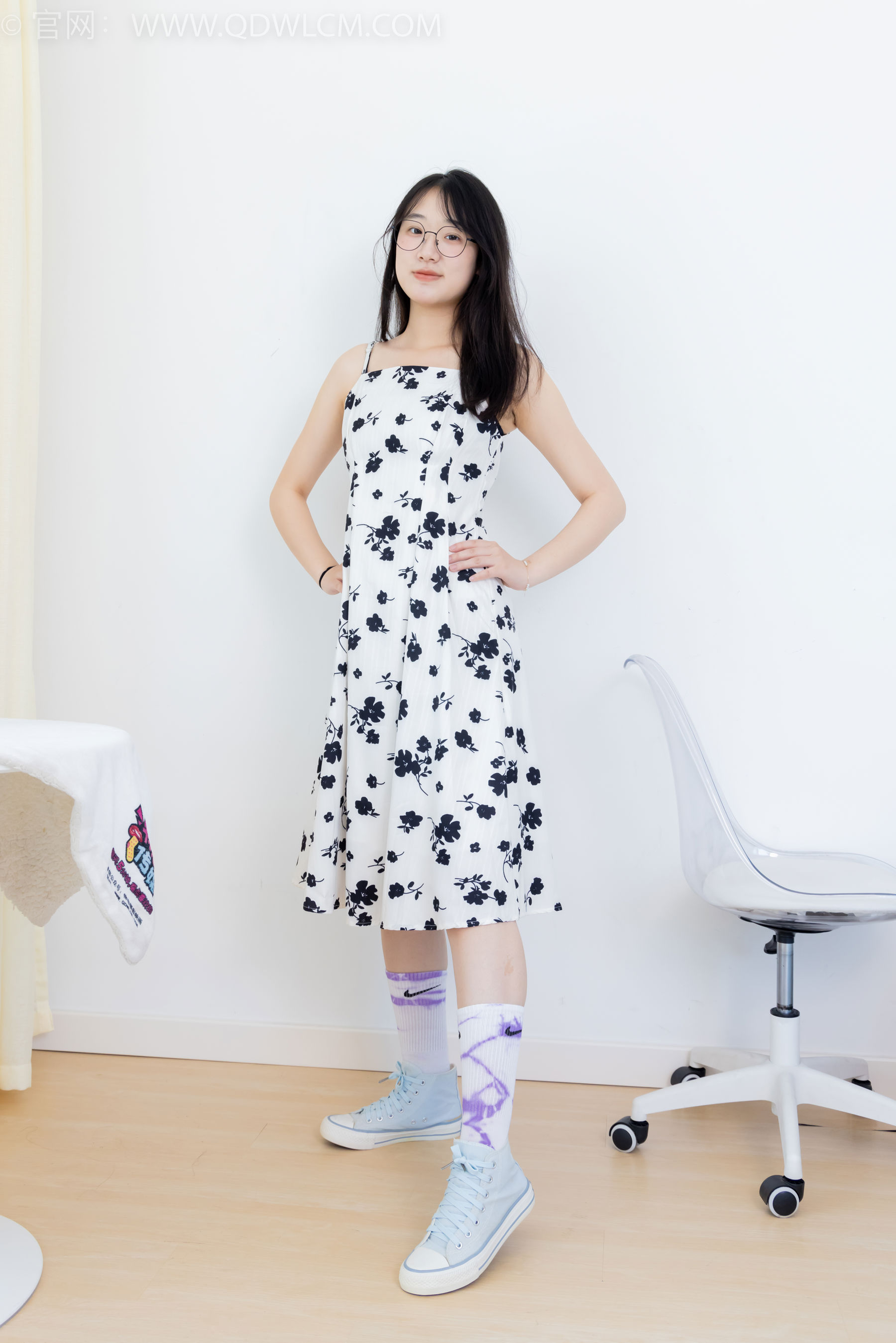 物恋传媒 No.2403 小椿 - 帆布鞋、白紫棉袜、裸足/(155P)