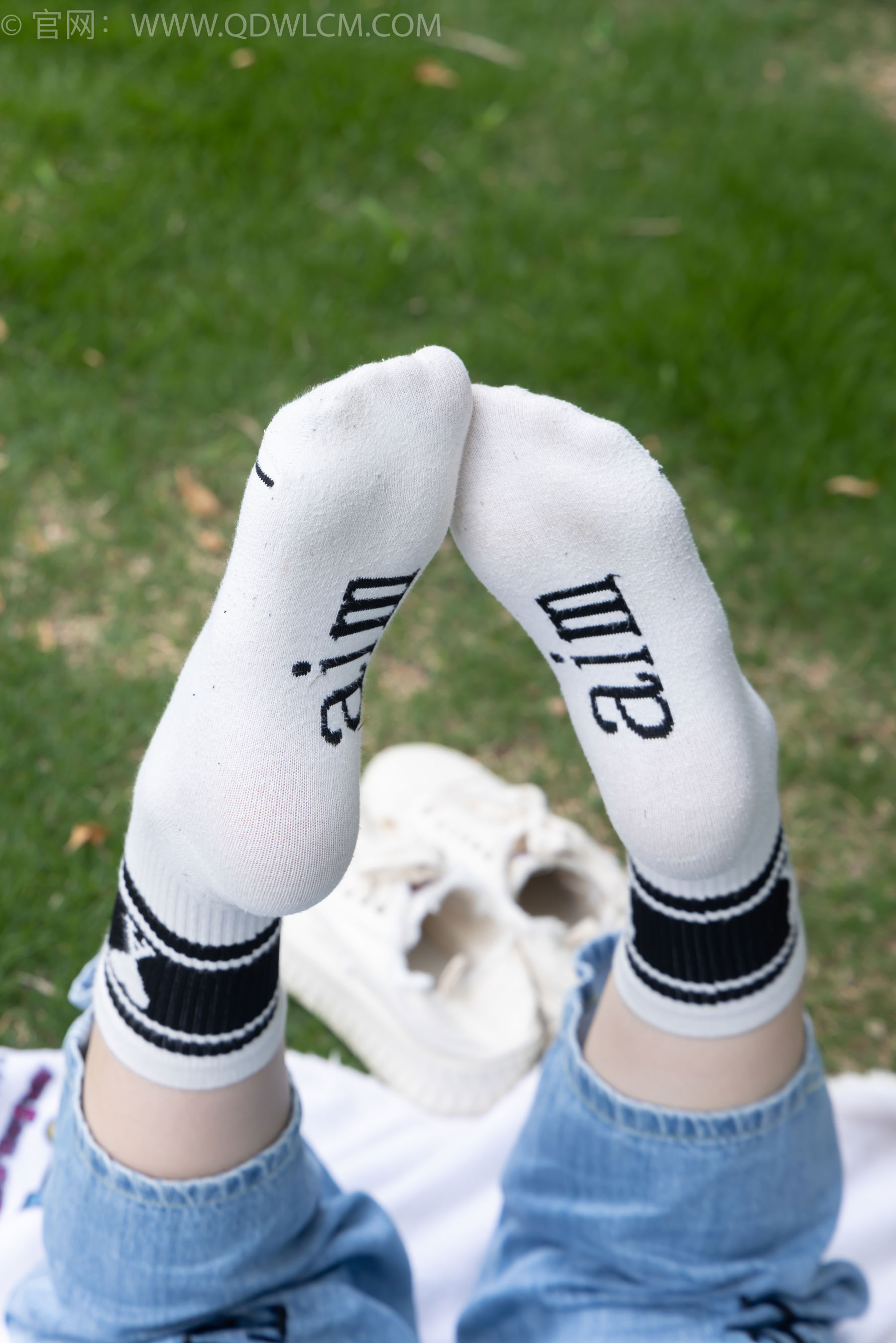 物恋传媒 No.2407 奶糖 - 帆布鞋、自然穿脏白棉袜、裸足/(160P)