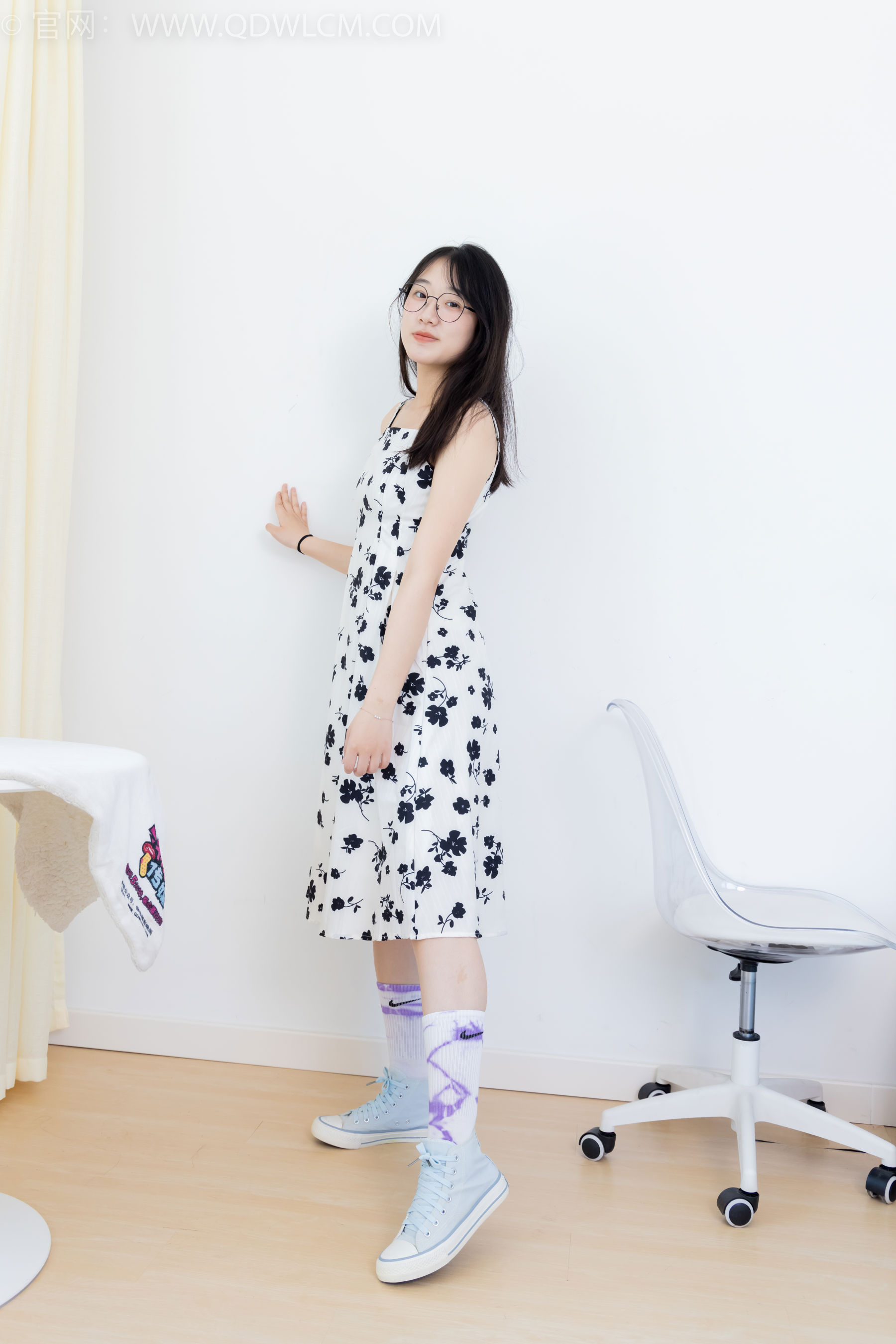 物恋传媒 No.2403 小椿 - 帆布鞋、白紫棉袜、裸足/(155P)