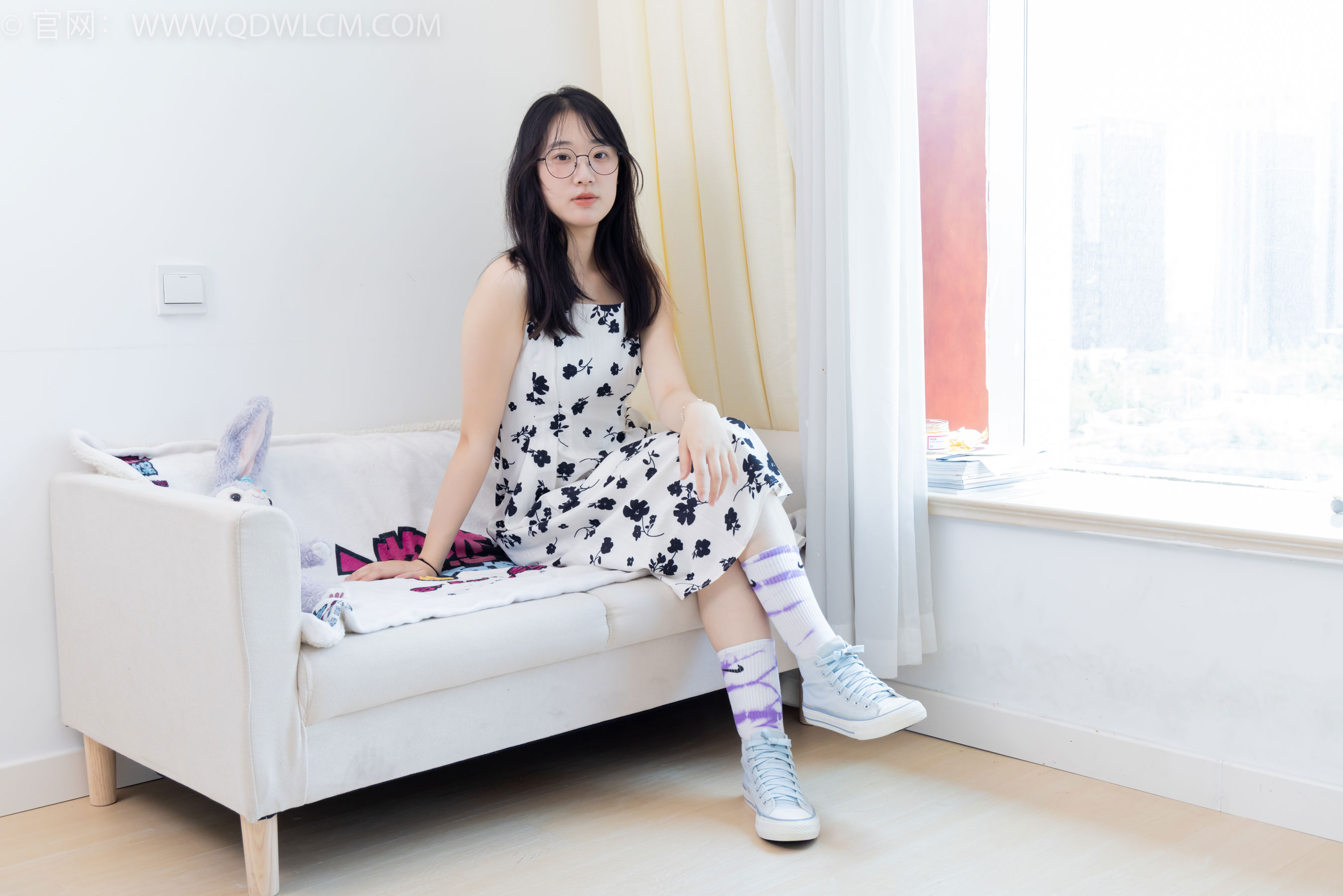 物恋传媒 No.2403 小椿 - 帆布鞋、白紫棉袜、裸足/(155P)