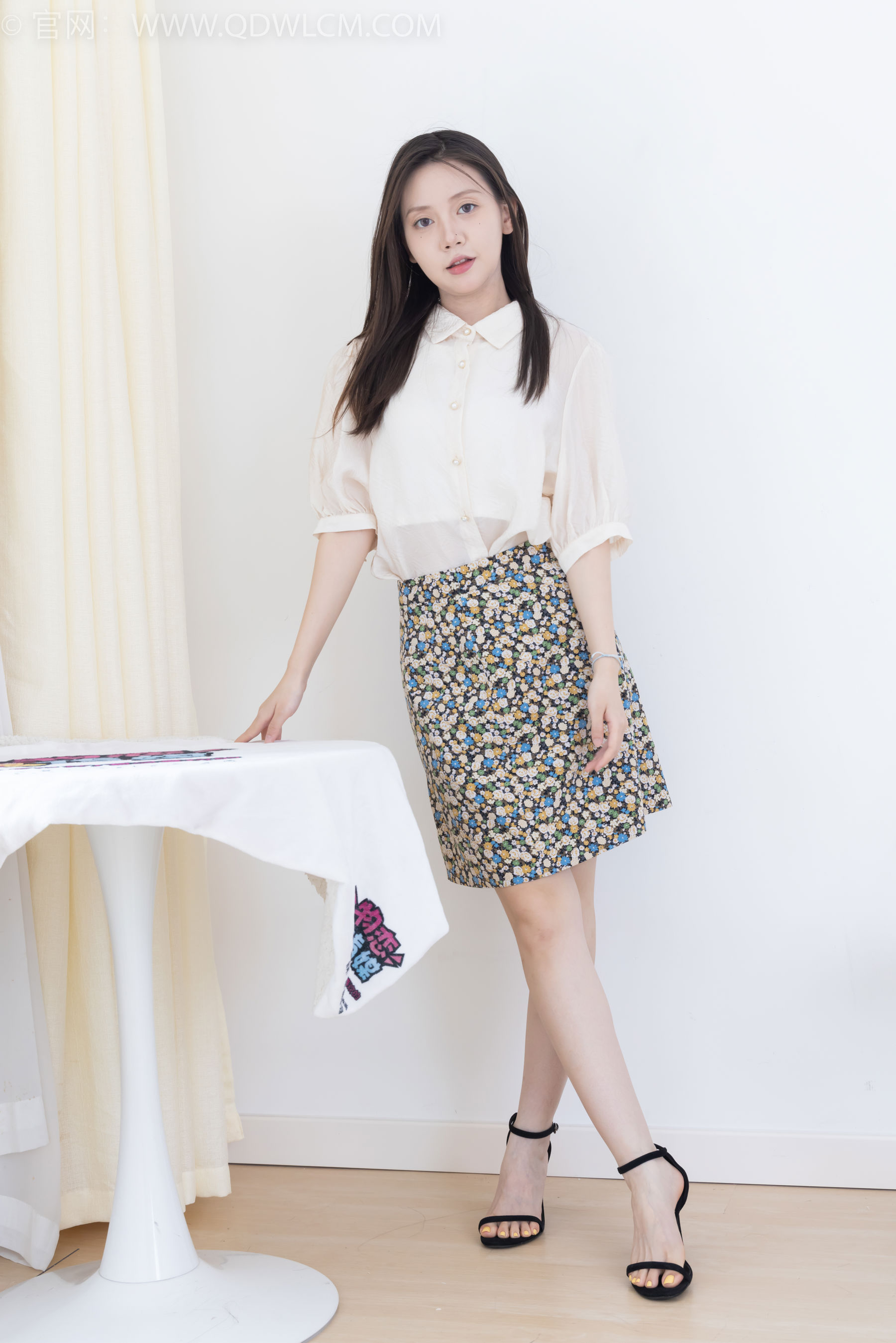 物恋传媒 No.2409 小曦 - 三双高跟鞋、薄肉丝、裸足/(155P)