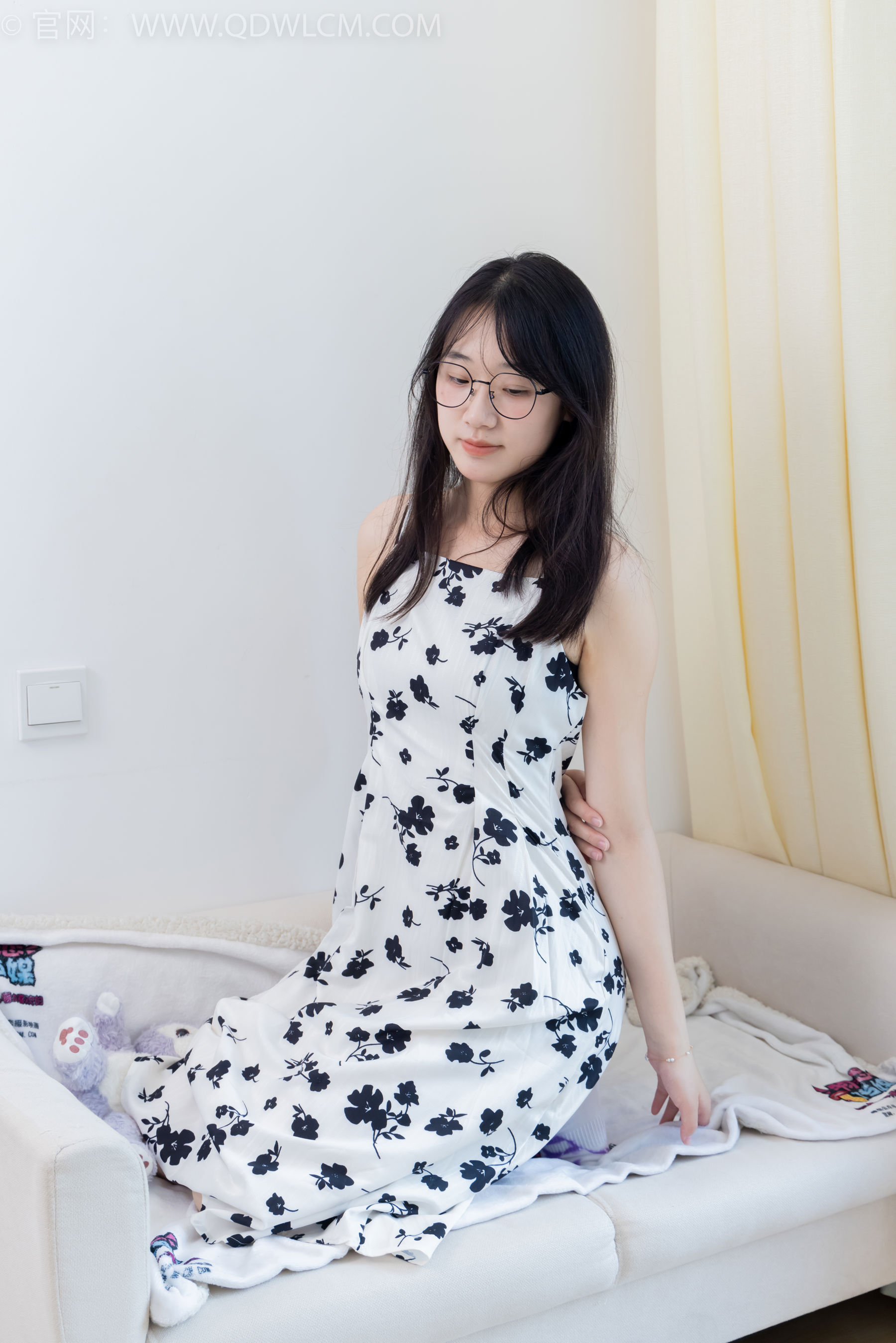 物恋传媒 No.2403 小椿 - 帆布鞋、白紫棉袜、裸足/(155P)