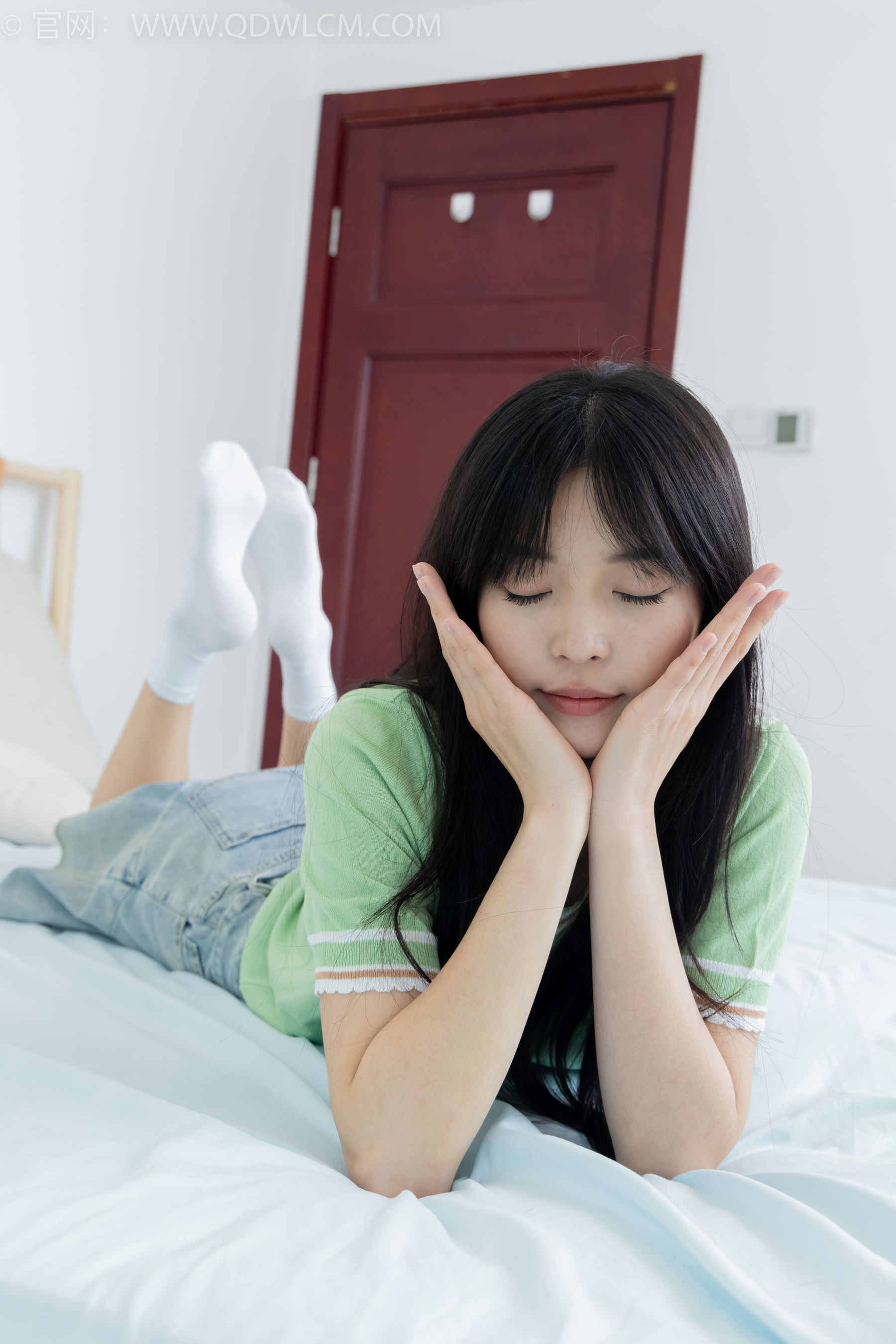 物恋传媒 No.2402 茯苓 - 板鞋、白棉袜、裸足/(190P)