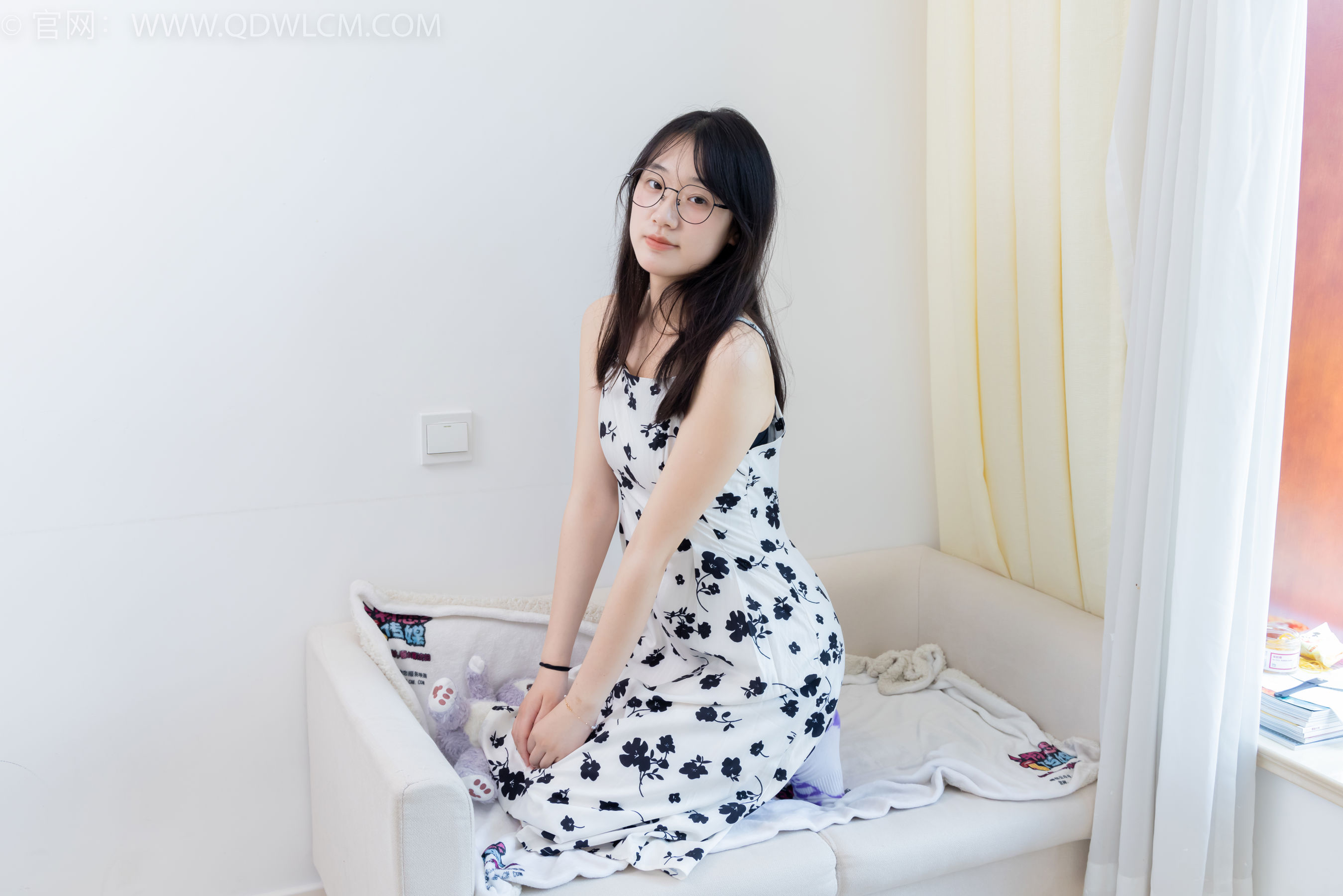 物恋传媒 No.2403 小椿 - 帆布鞋、白紫棉袜、裸足/(155P)