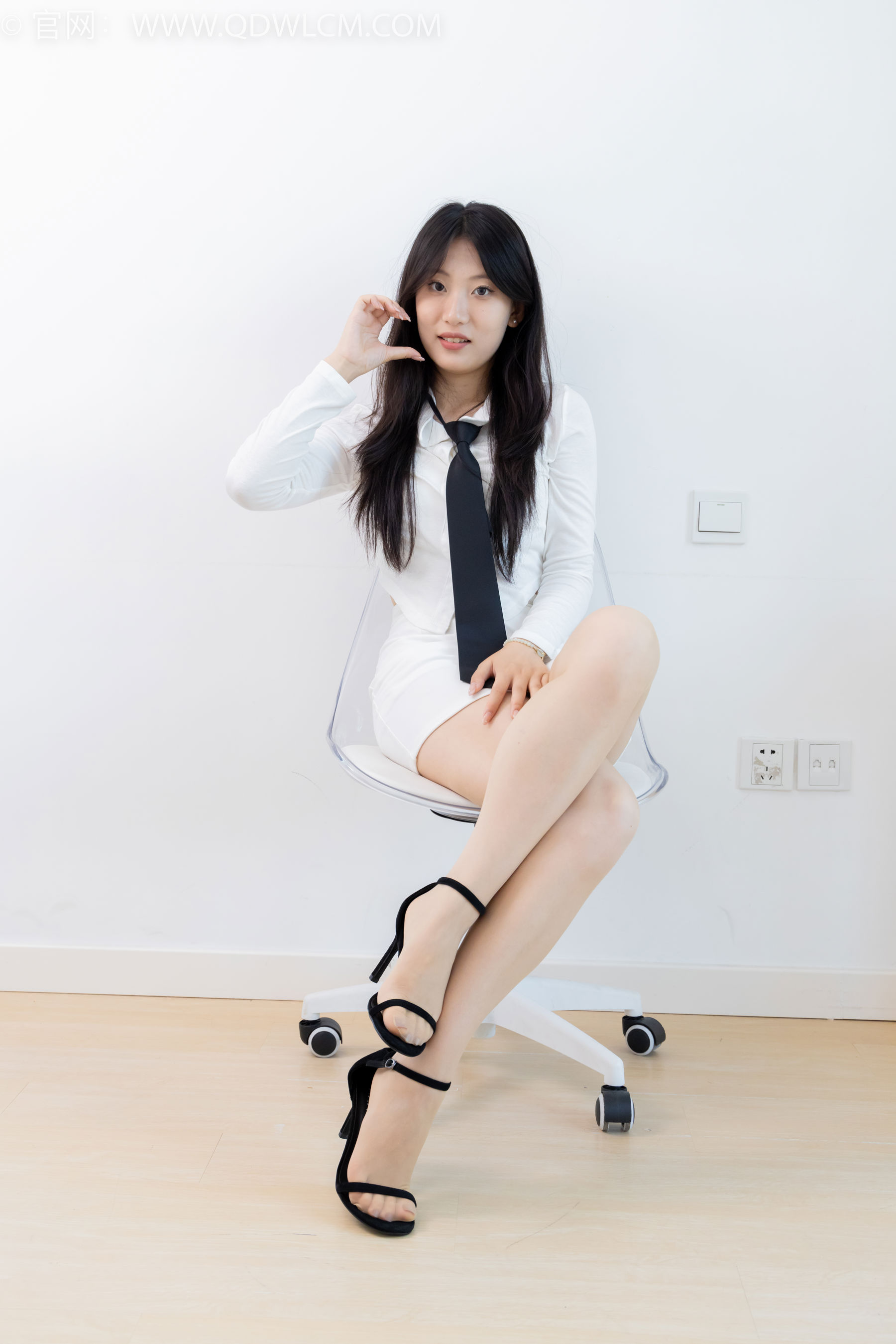 物恋传媒 No.2411 奶糖 - 两双高跟凉鞋、薄肉丝、薄黑丝、裸足/(175P)