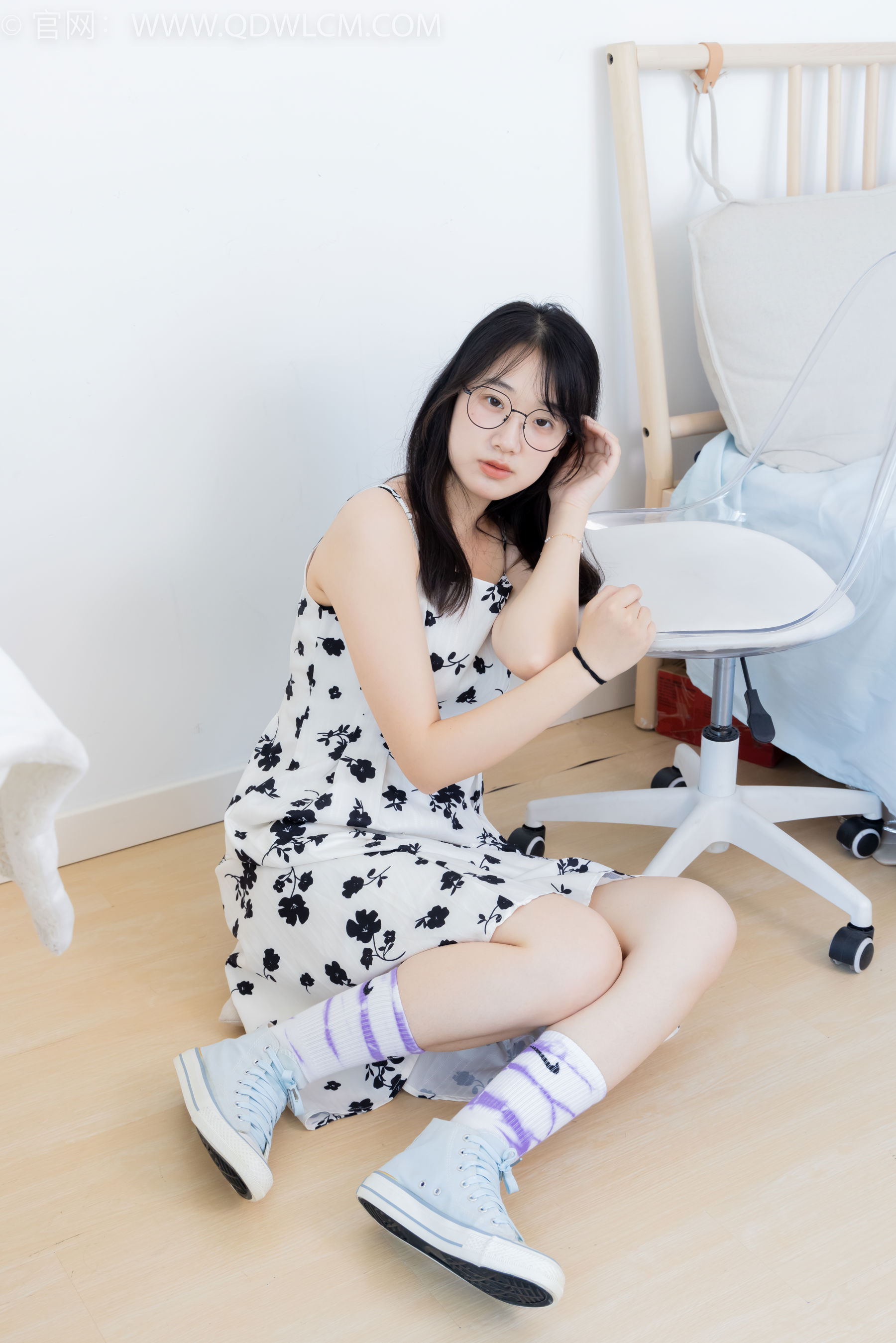 物恋传媒 No.2403 小椿 - 帆布鞋、白紫棉袜、裸足/(155P)