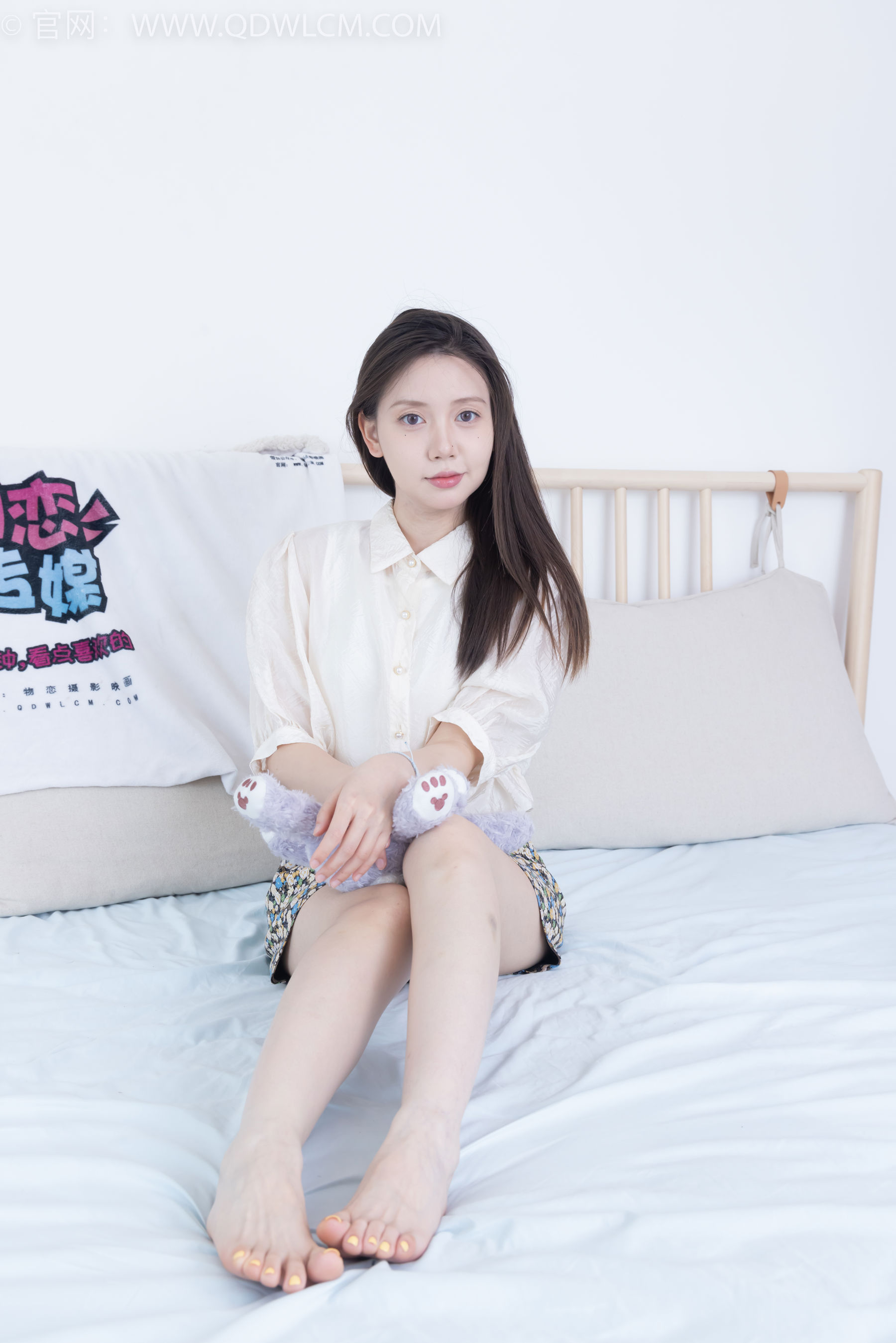 物恋传媒 No.2409 小曦 - 三双高跟鞋、薄肉丝、裸足/(155P)