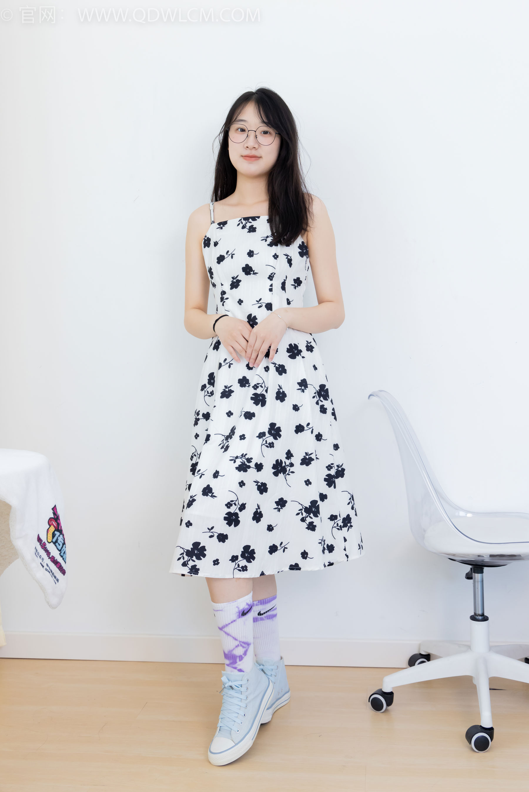 物恋传媒 No.2403 小椿 - 帆布鞋、白紫棉袜、裸足/(155P)