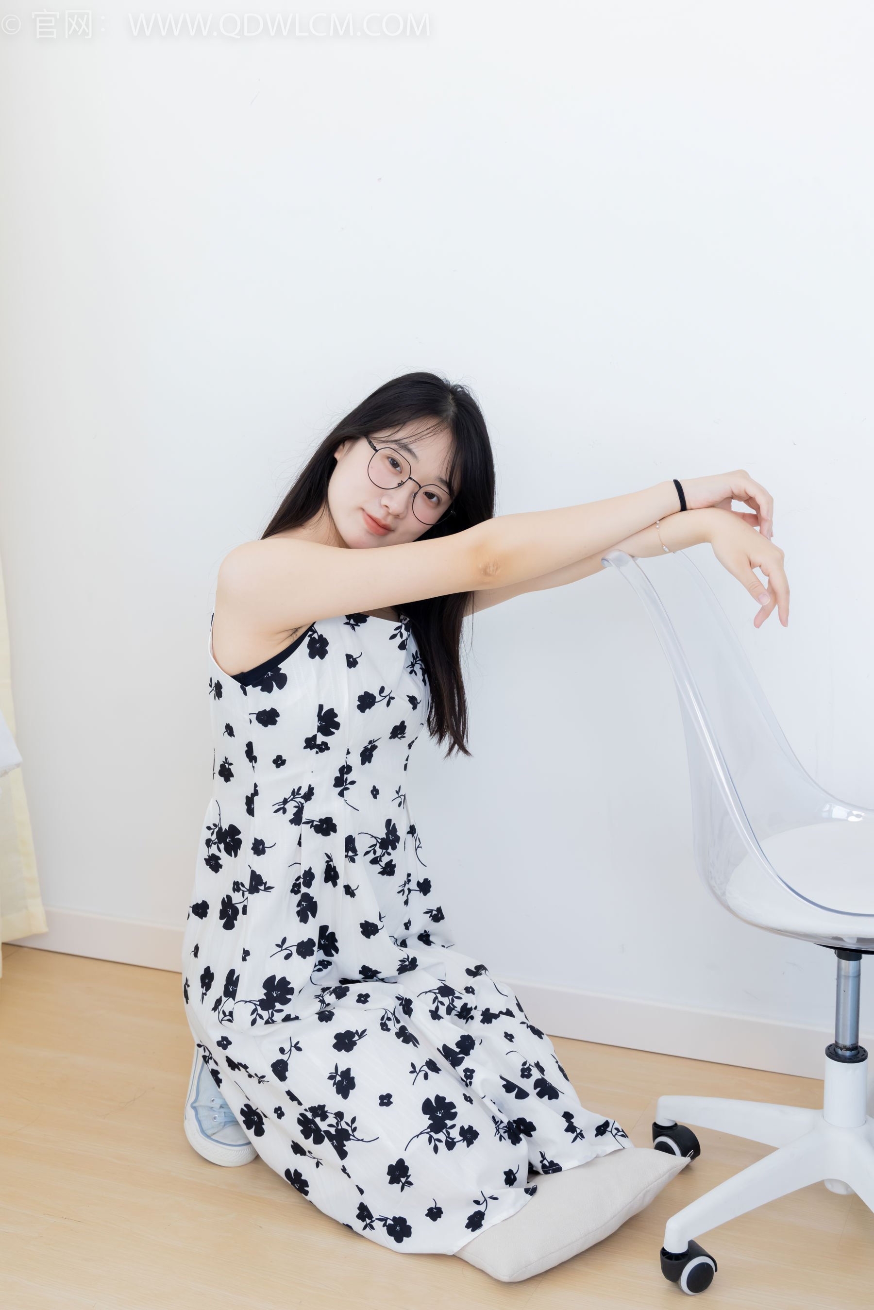 物恋传媒 No.2403 小椿 - 帆布鞋、白紫棉袜、裸足/(155P)