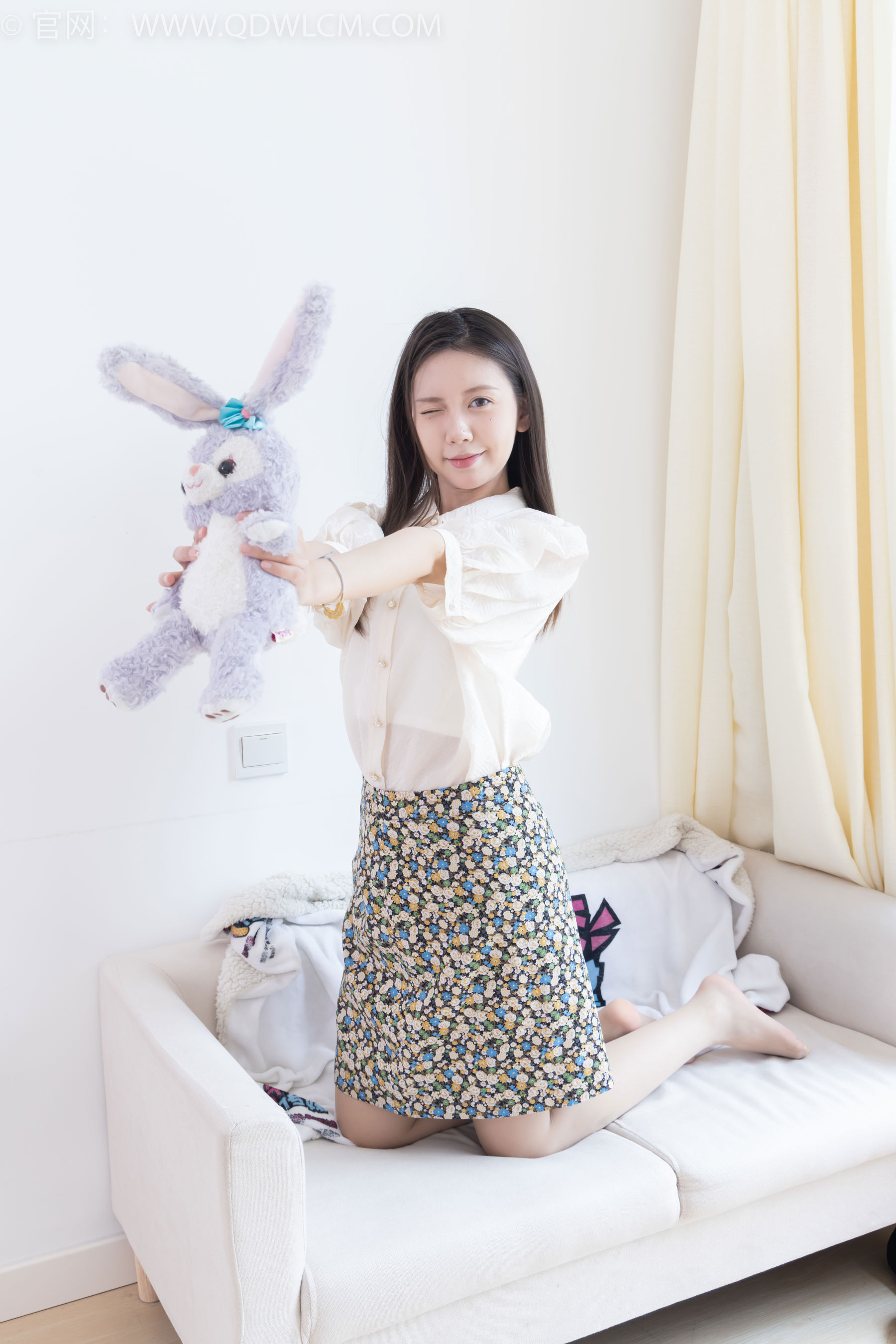 物恋传媒 No.2409 小曦 - 三双高跟鞋、薄肉丝、裸足/(155P)