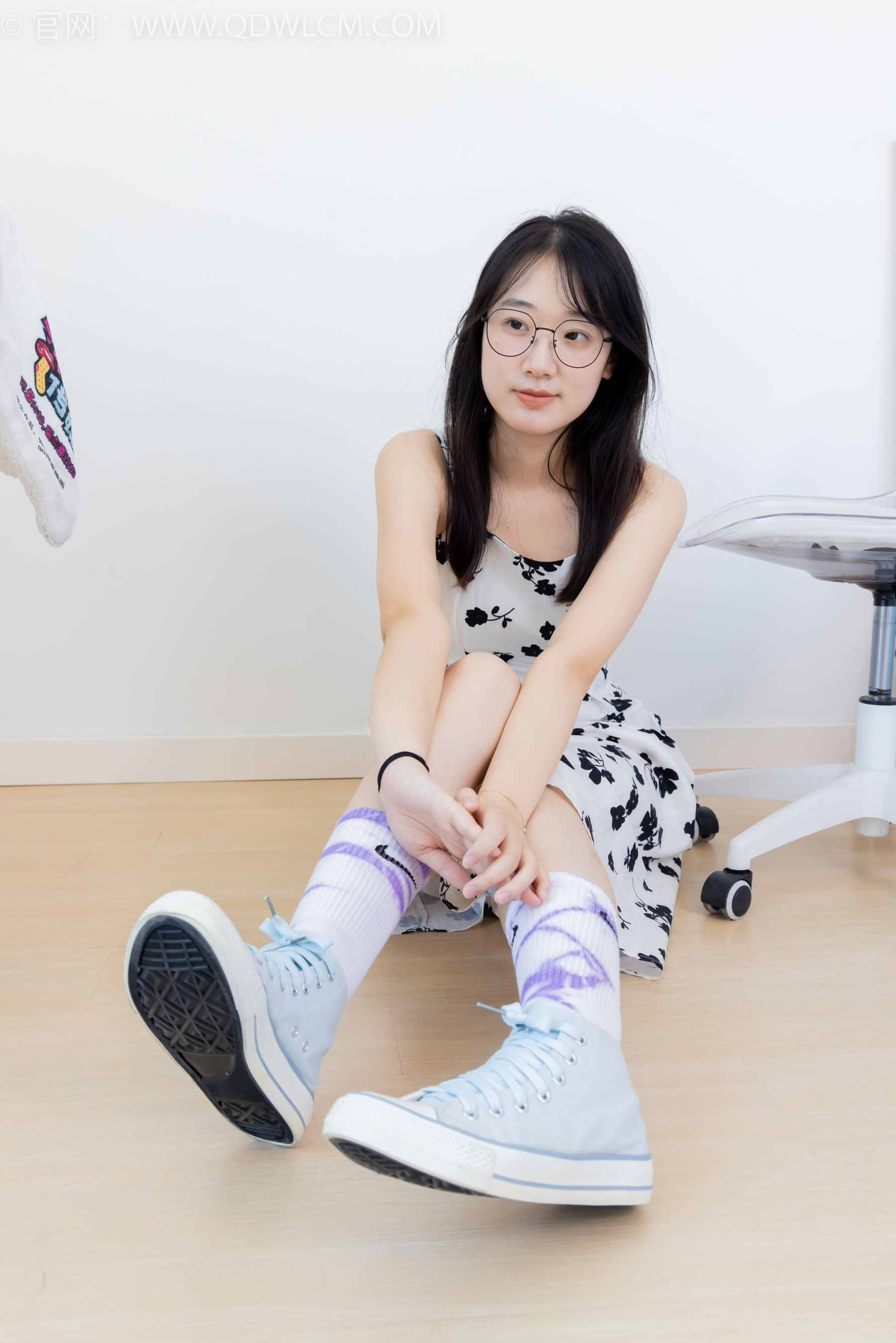 物恋传媒 No.2403 小椿 - 帆布鞋、白紫棉袜、裸足/(155P)