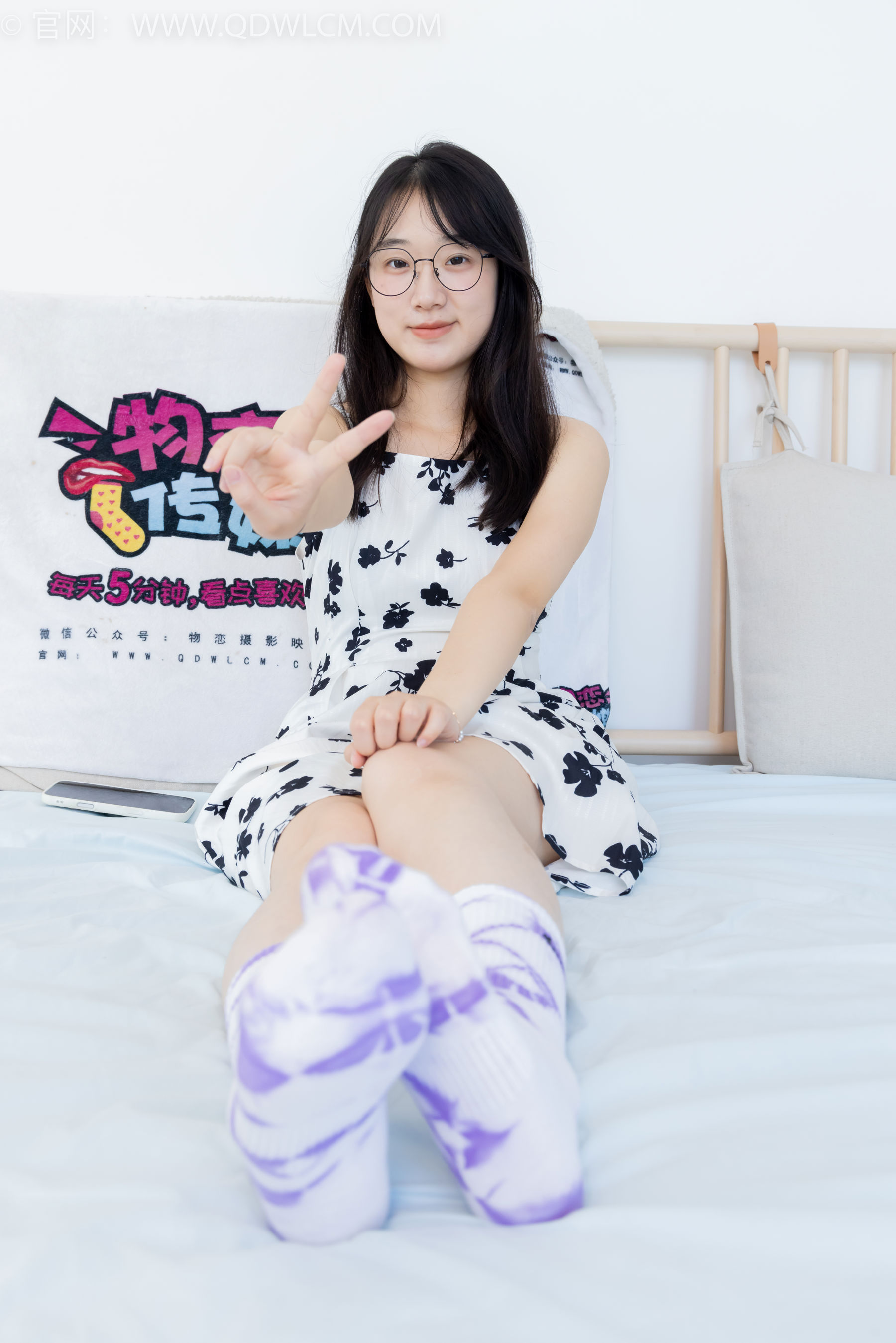 物恋传媒 No.2403 小椿 - 帆布鞋、白紫棉袜、裸足/(155P)