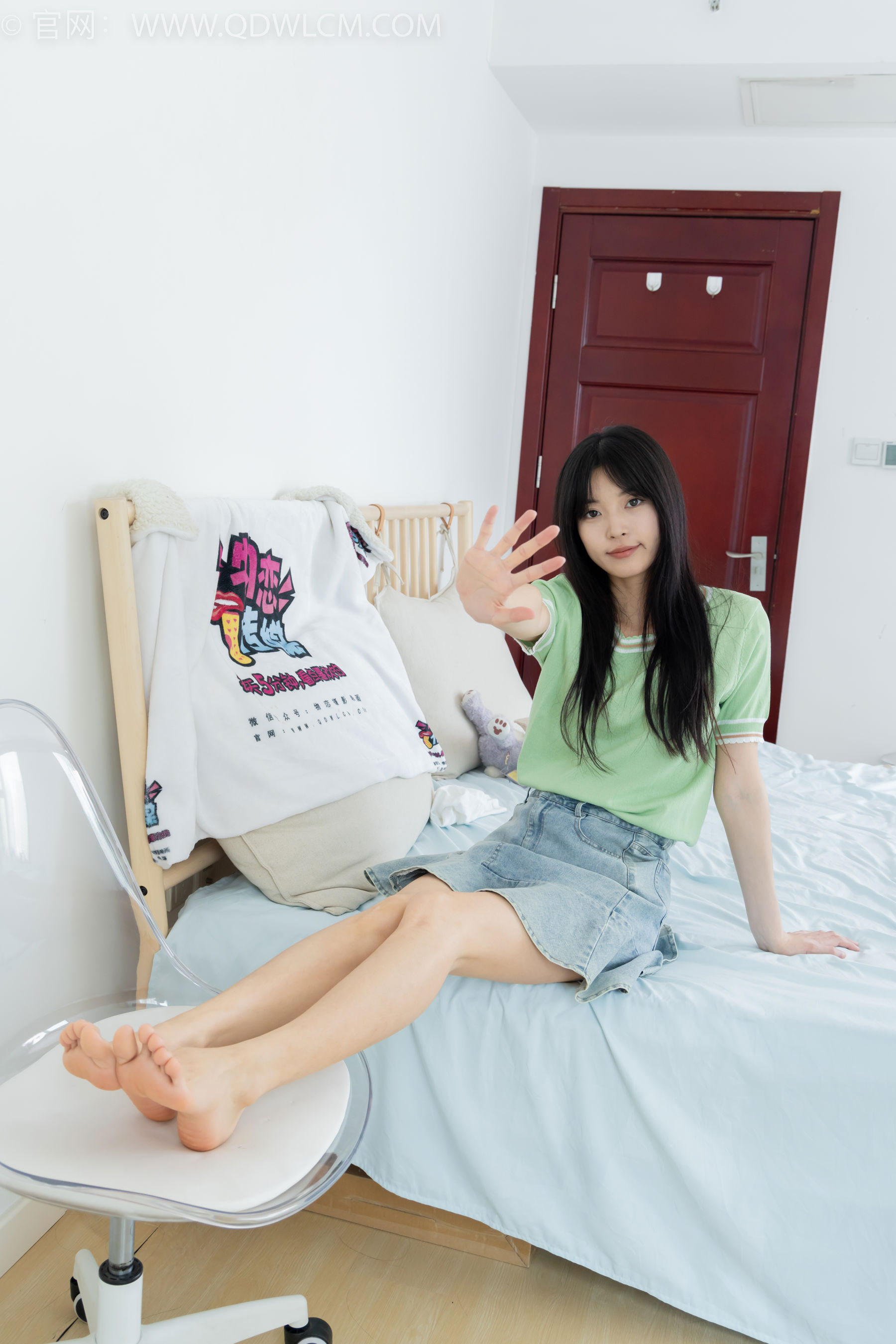 物恋传媒 No.2402 茯苓 - 板鞋、白棉袜、裸足/(190P)