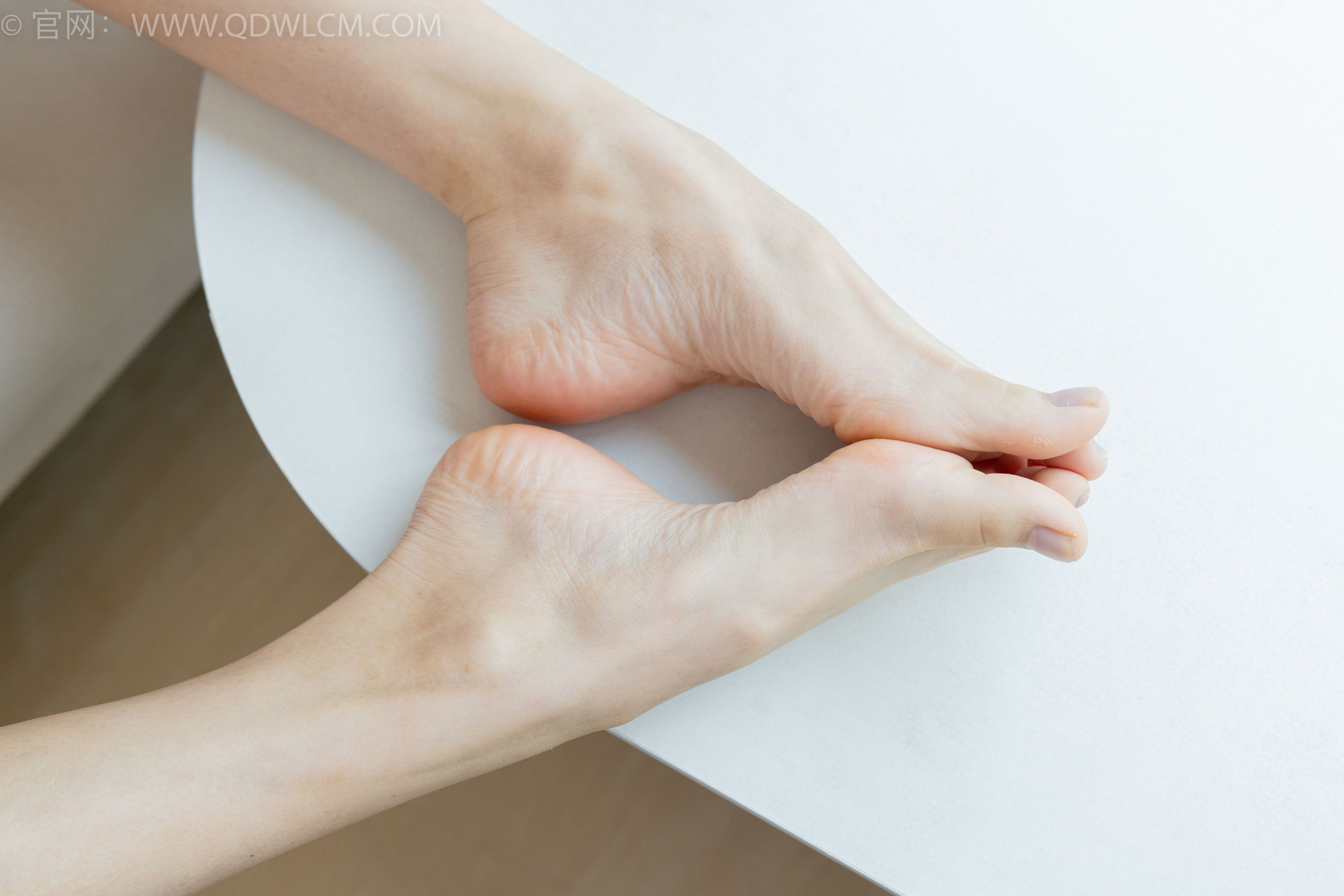 物恋传媒 No.2402 茯苓 - 板鞋、白棉袜、裸足/(190P)