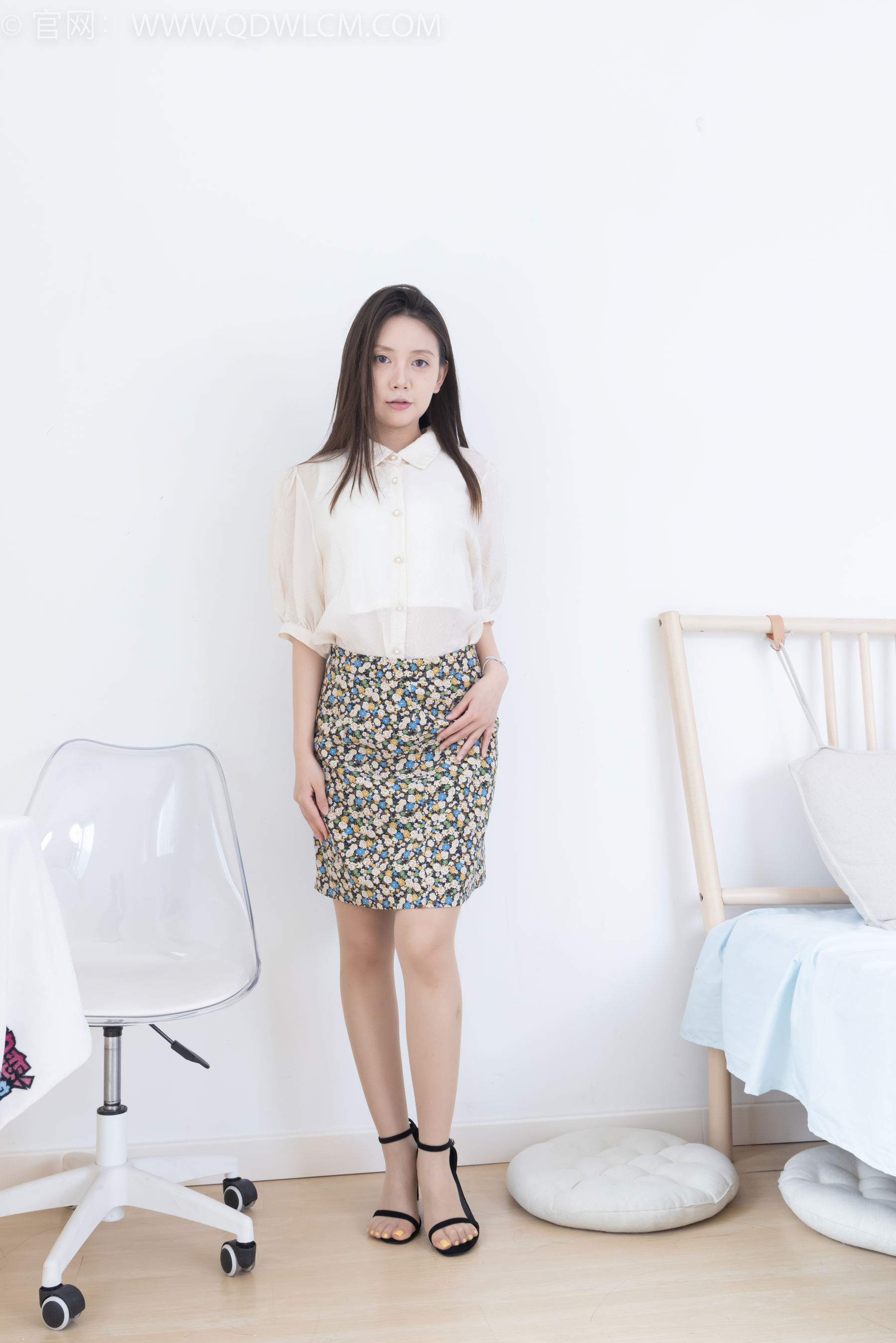 物恋传媒 No.2409 小曦 - 三双高跟鞋、薄肉丝、裸足/(155P)