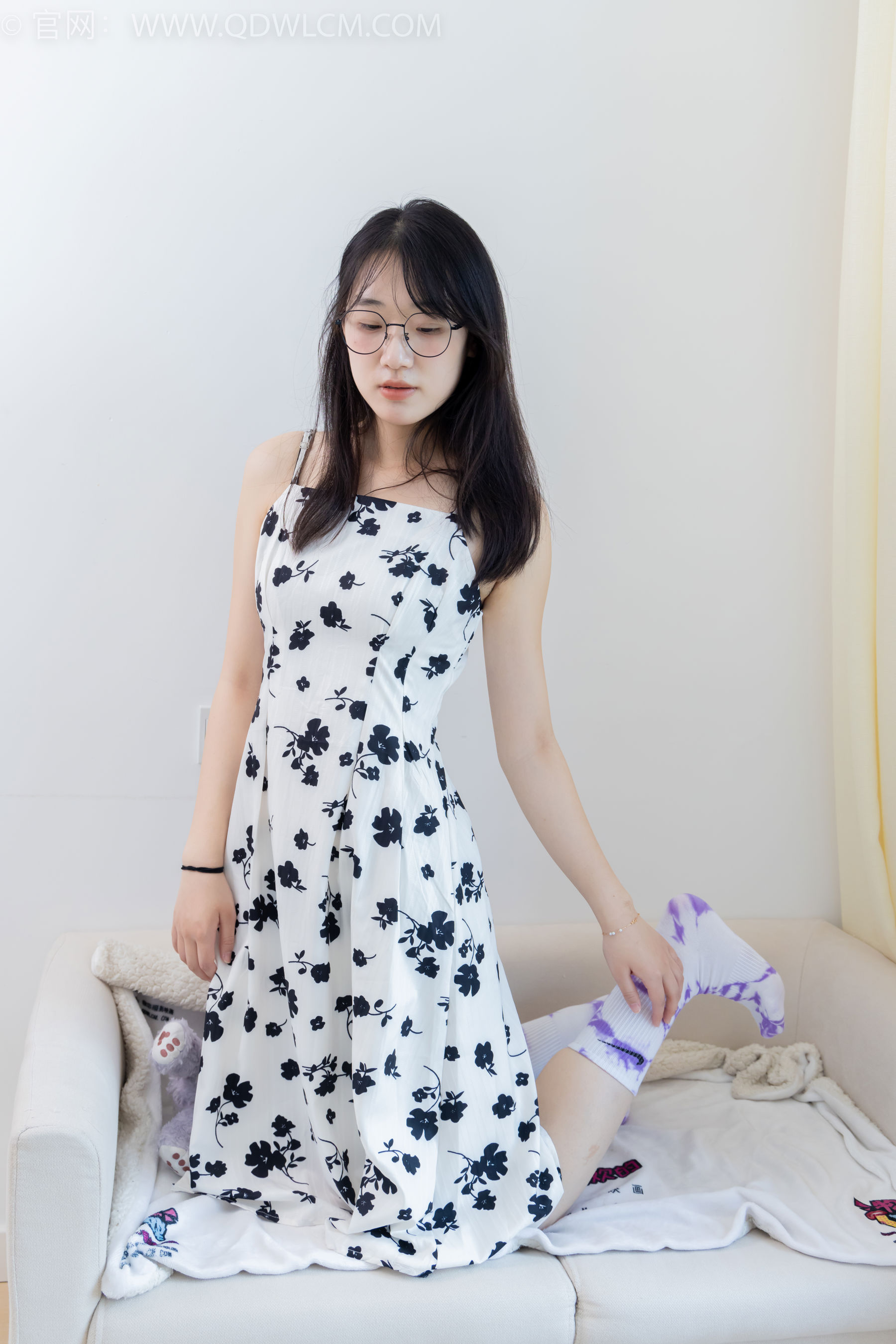 物恋传媒 No.2403 小椿 - 帆布鞋、白紫棉袜、裸足/(155P)